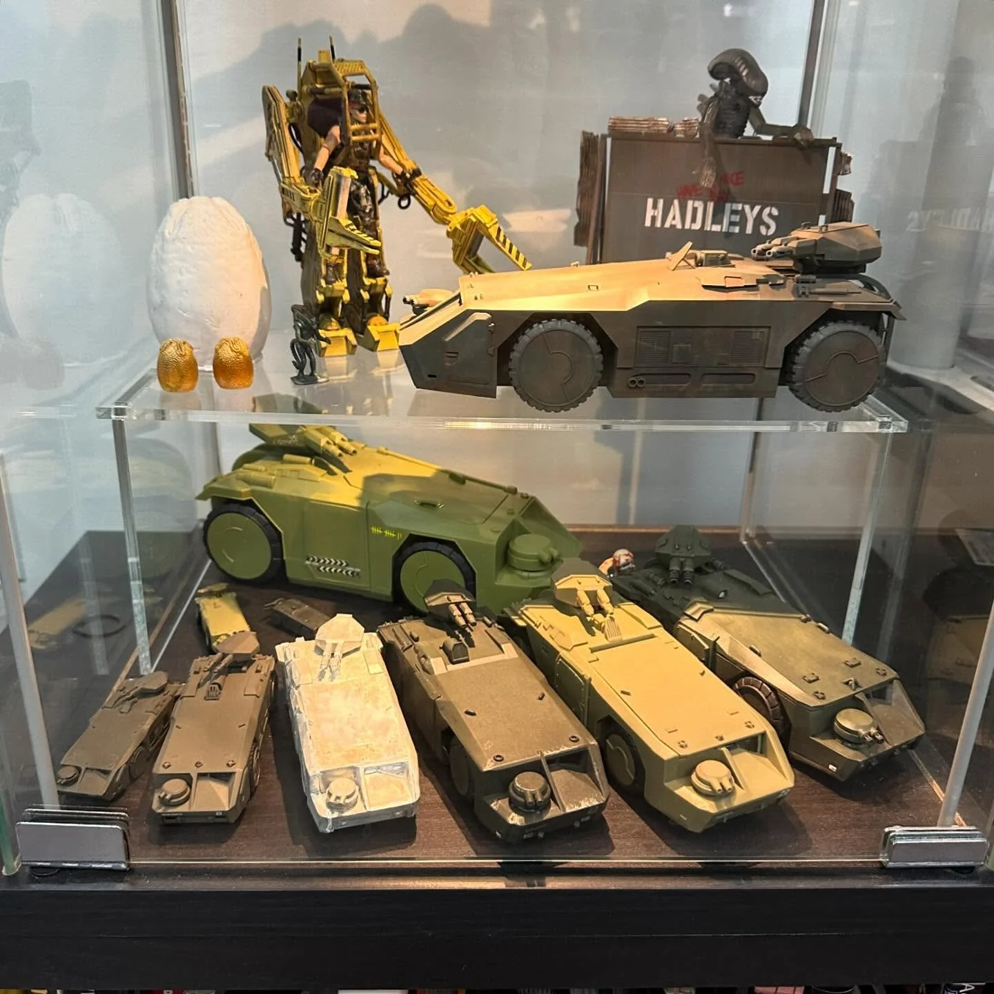 Laser cut a quick shelf out of 1/4&rdquo; clear acrylic for my IKEA Detolf cabinet. The Aliens APC collection has grown, so a display solution was necessary. #lasercut #aliens #toycollector