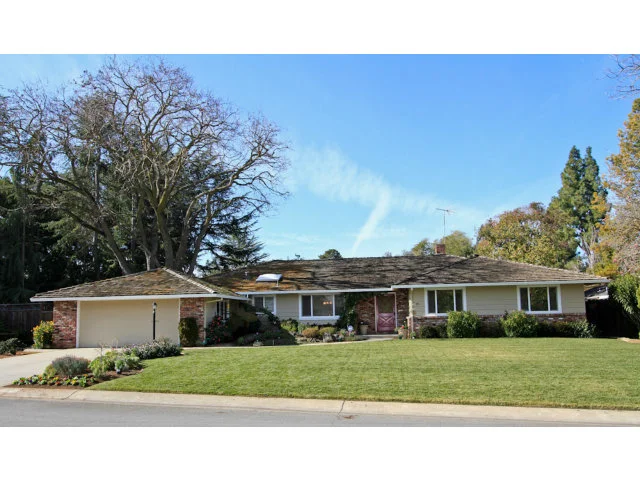 184 Sunkist Lane, Los Altos, CA Listed: 1/22/2013 for $1,795,000 Sold: 2/11/2013 for $2,302,000 That's 28% over asking and the quick close indicates an all-cash transaction.
