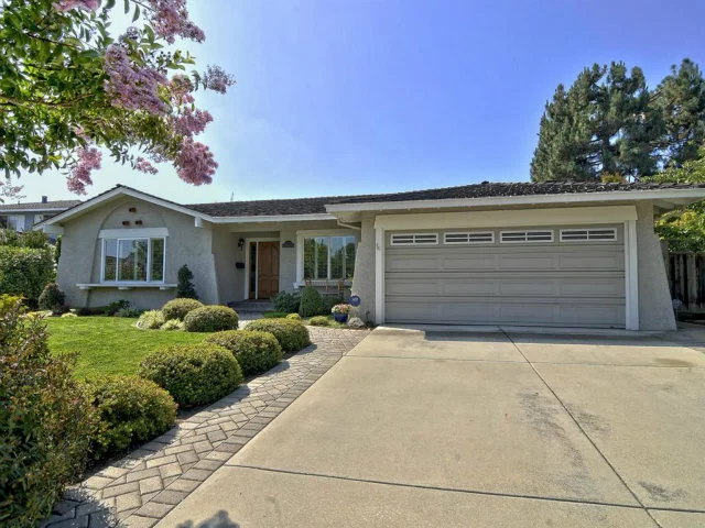 517 Preston Dr, Mountain View 94040 Listed: 2/5/2013 for $1,398,00 Sold: 2/13/2013 for $1,612,000 That's 15% over asking and again, a quick close indicating all cash. 