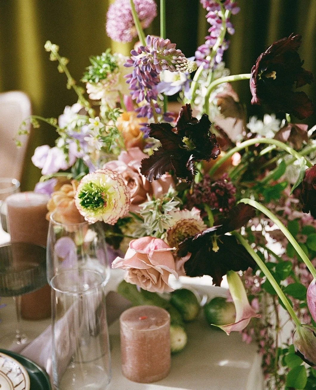 After admiring Camile and Kate from afar, we met up for a creative collaboration at a SODO studio. Not only are they each extremely talented at their crafts, but they have hearts of gold and embody everything good in the wedding industry. 

For this 