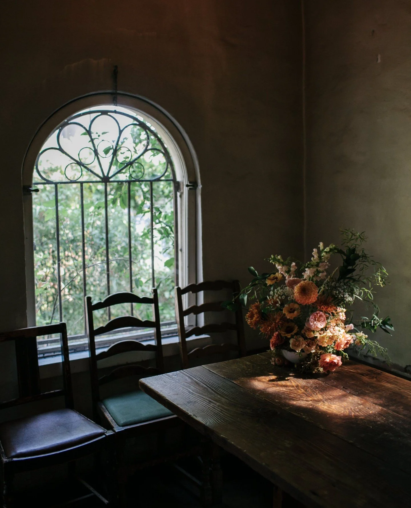 Pause the scroll for 10 photos of dreamy wedding details at The Corson Building (@thecorsonbuilding ) in Georgetown, Seattle. I've been to photographing weddings here for 13 years-lucky me! The seasonal shifts of the the foliage, light and shadows, a