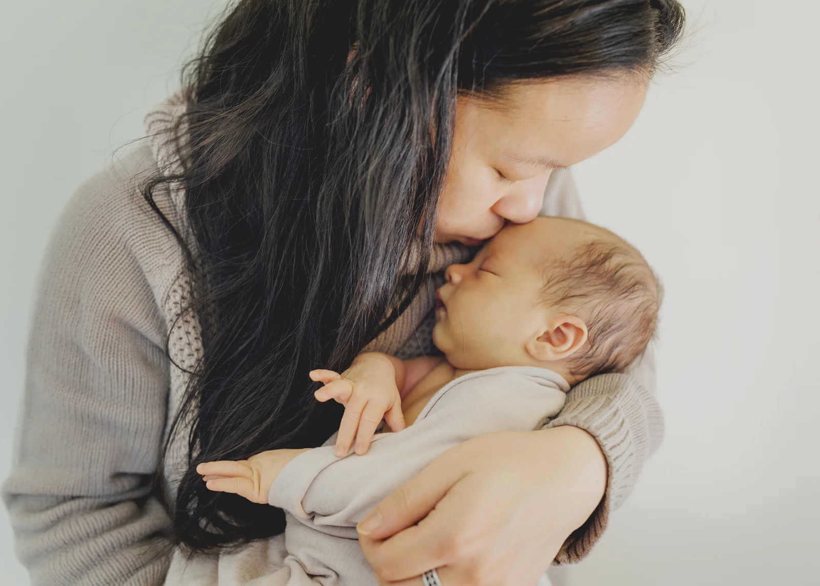 Natural photos of newborn babies and motherhood