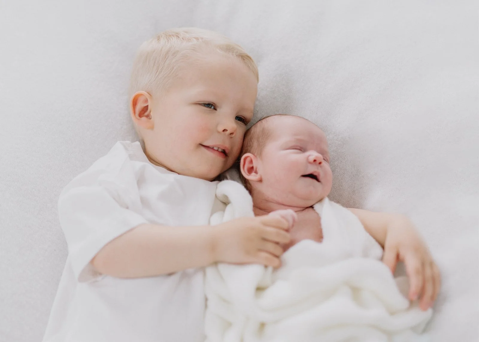Sibling with newborn photos