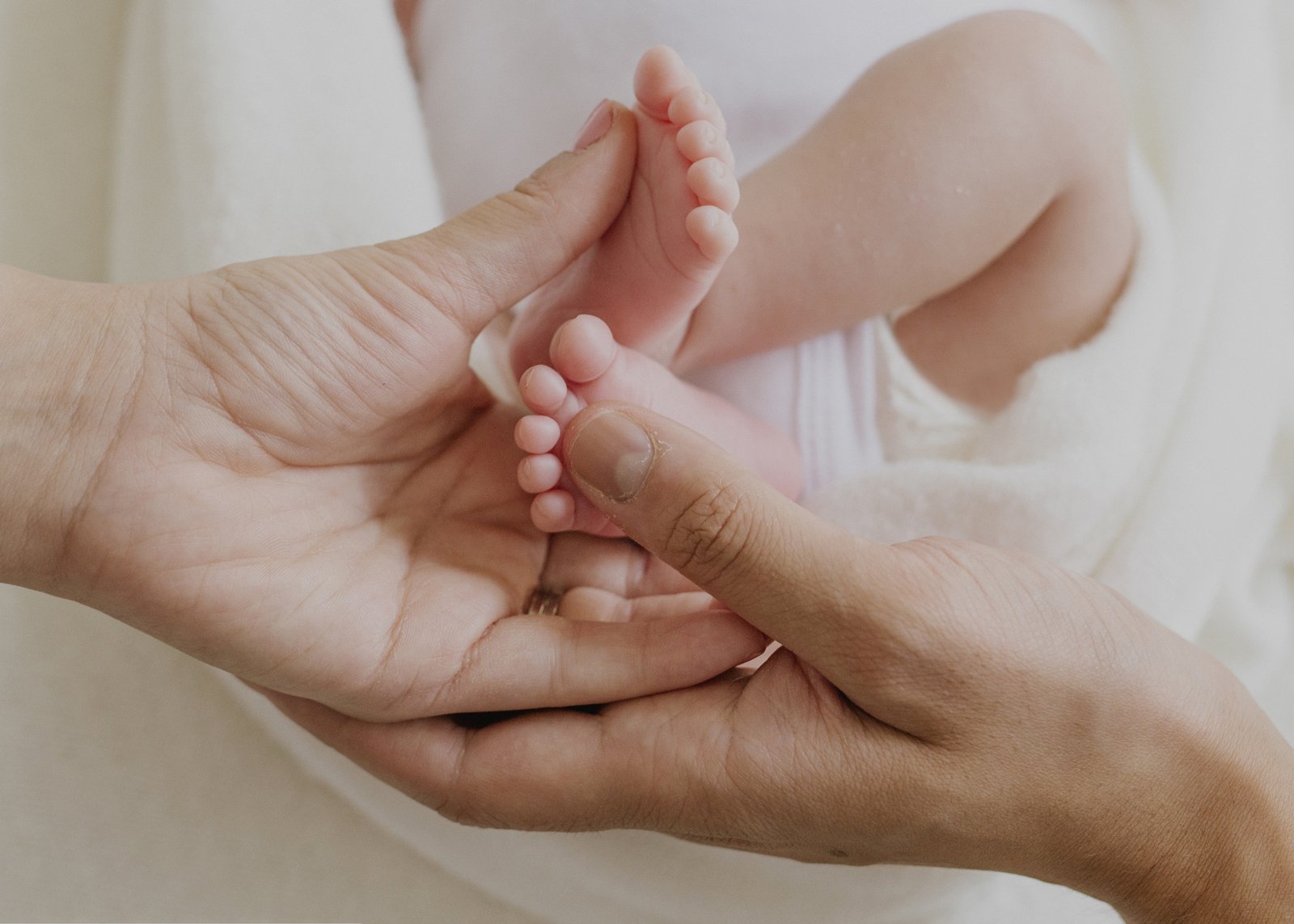 Newborn baby's tiny toes