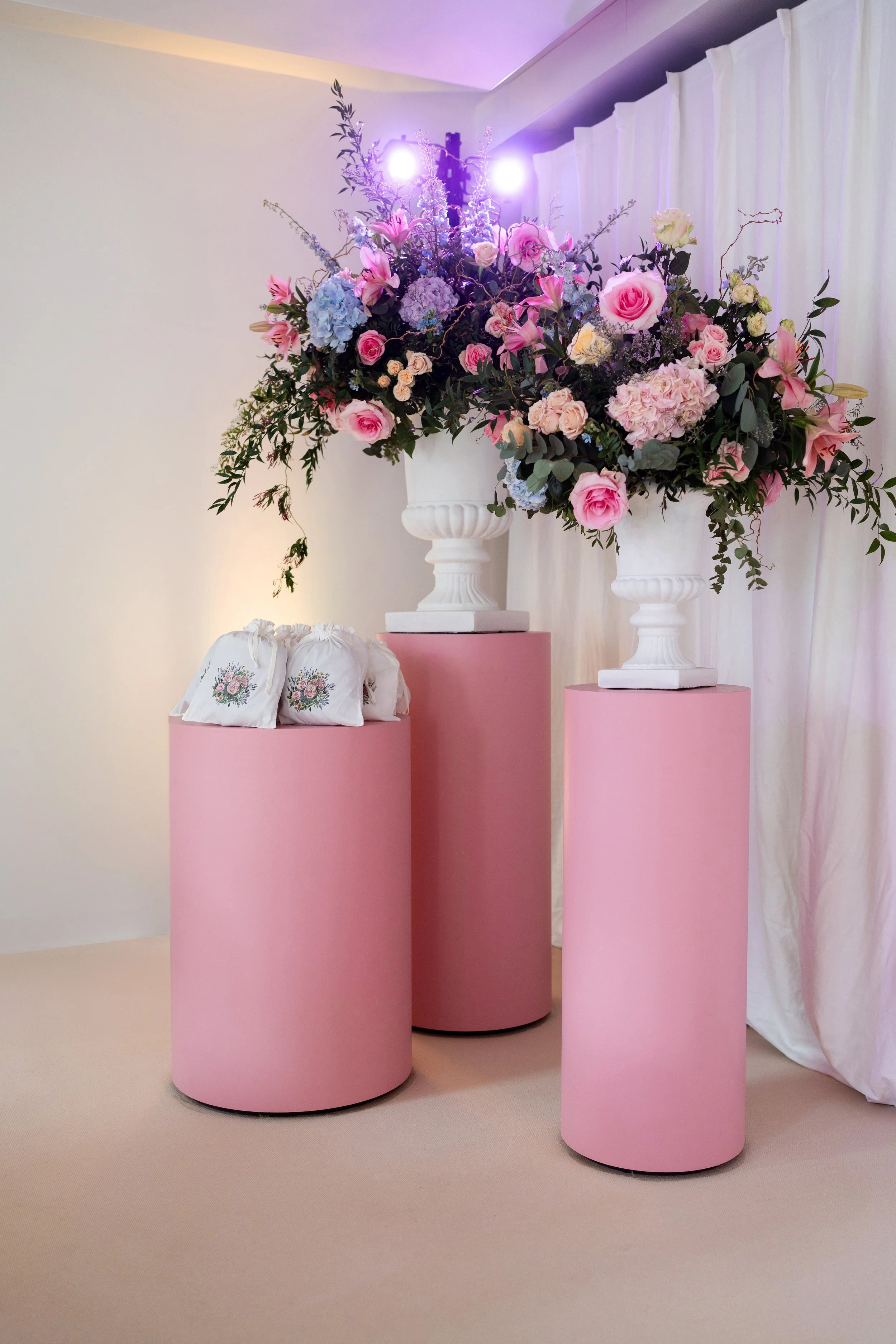 roze bloemenarrangement voor themafeest