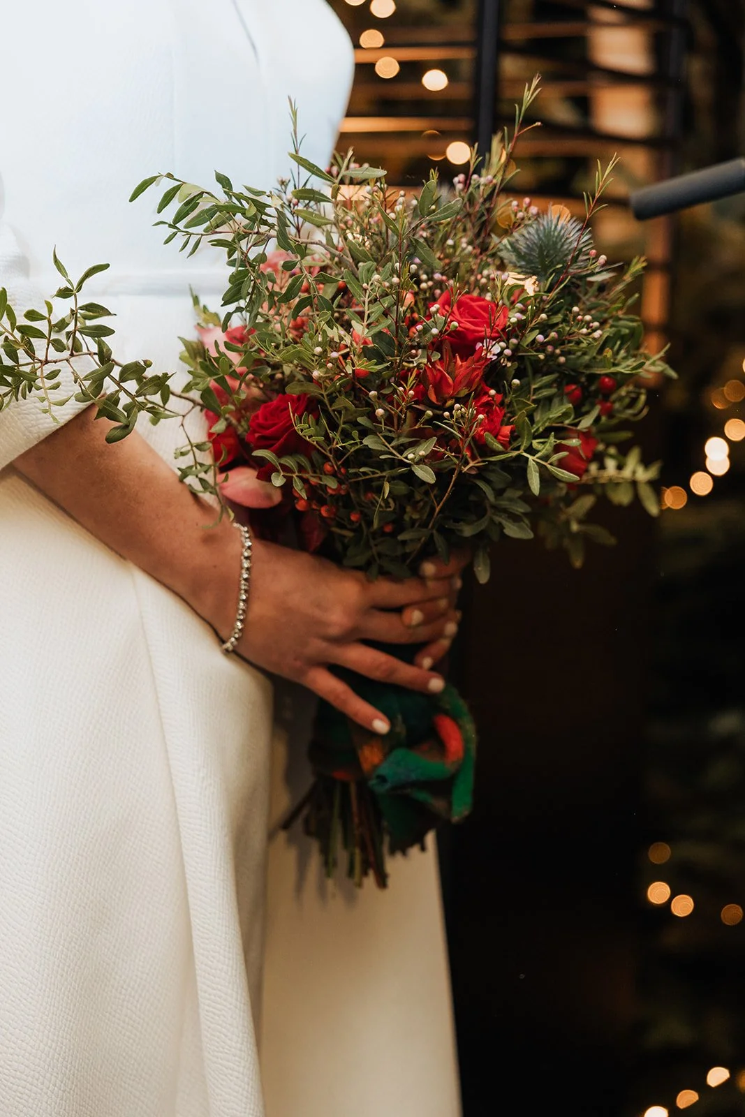 trouwboeket met rode details