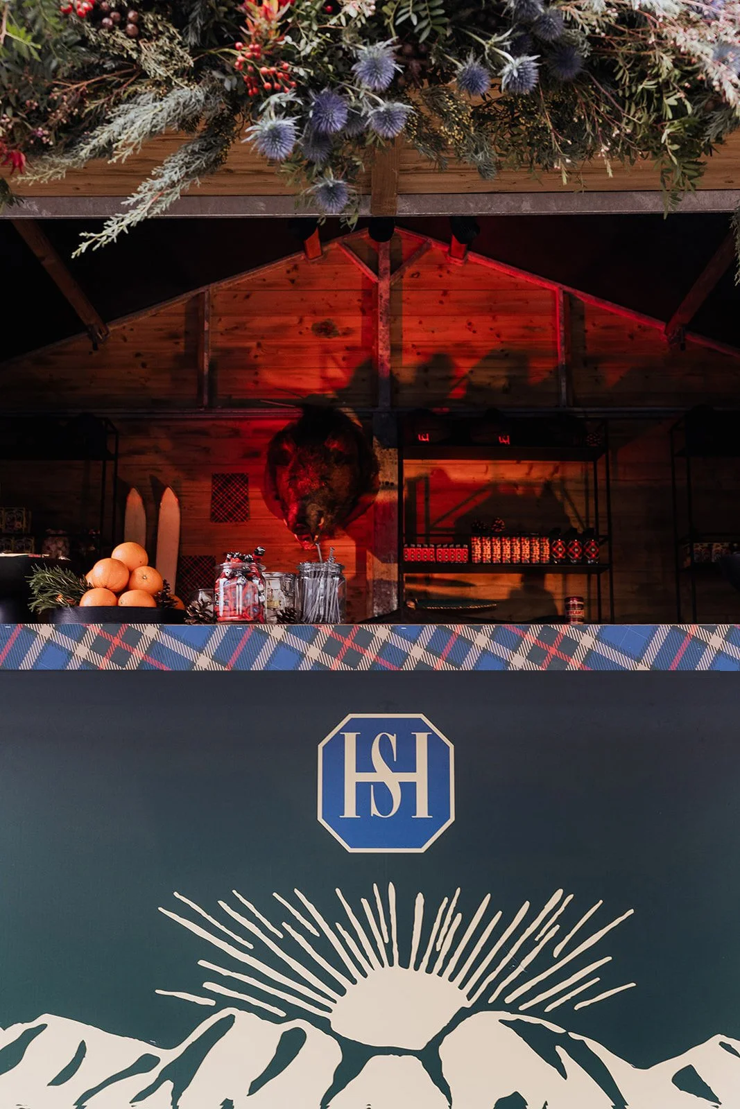 chalet als bar op winterhuwelijk