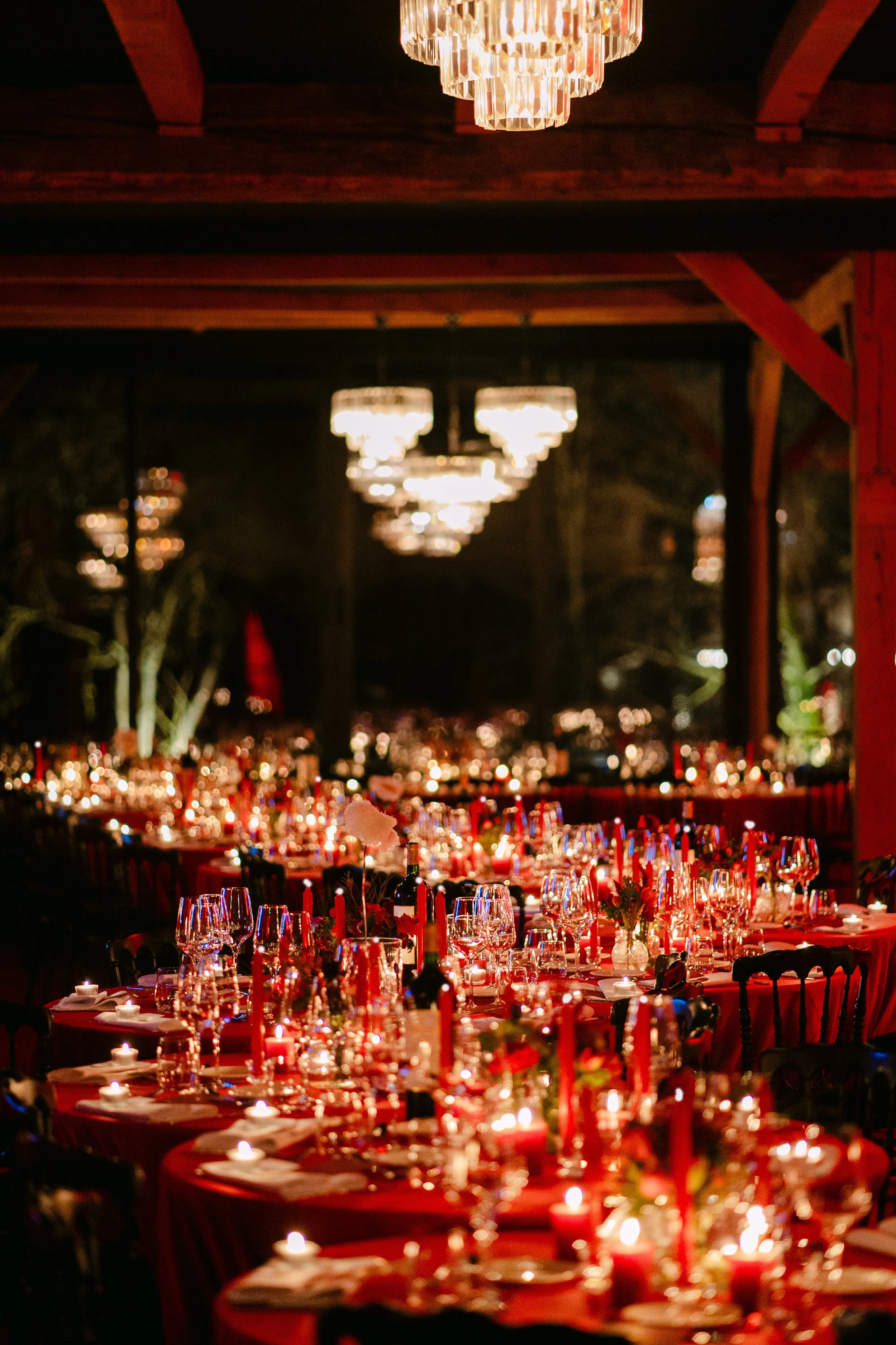 opgedekte tafel met rode kaarsen