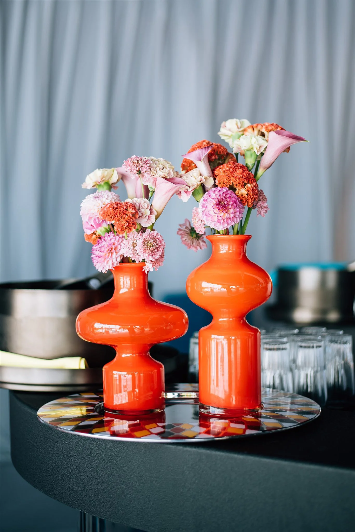 kleurrijke bloemen in oranje vaas