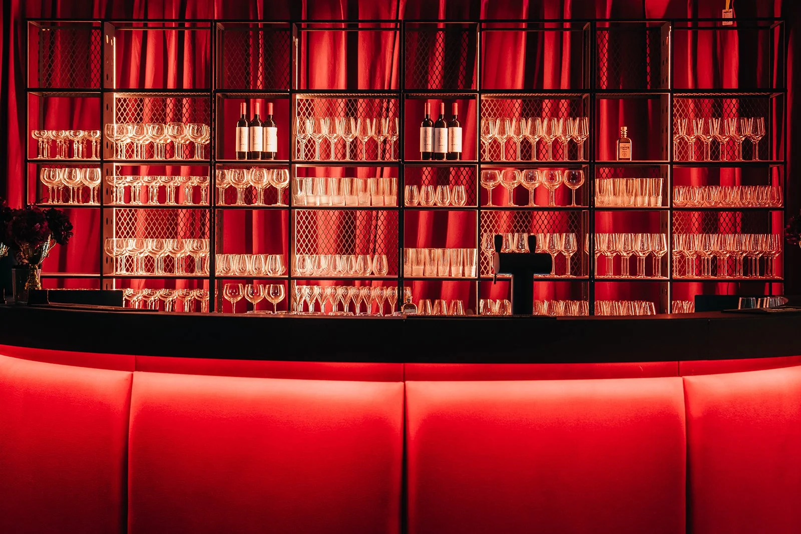 bar met rode details