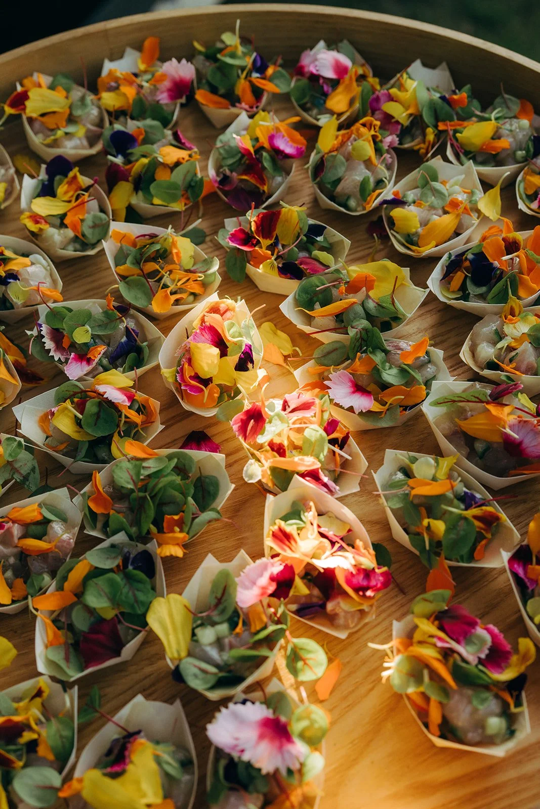hapjes geserveerd met bloemen tijdens een zomers mini-festival