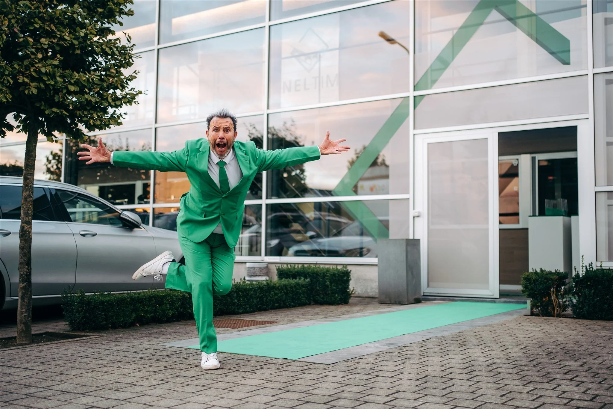 entertainer om gasten te ontvangen tijden personeelsfeest