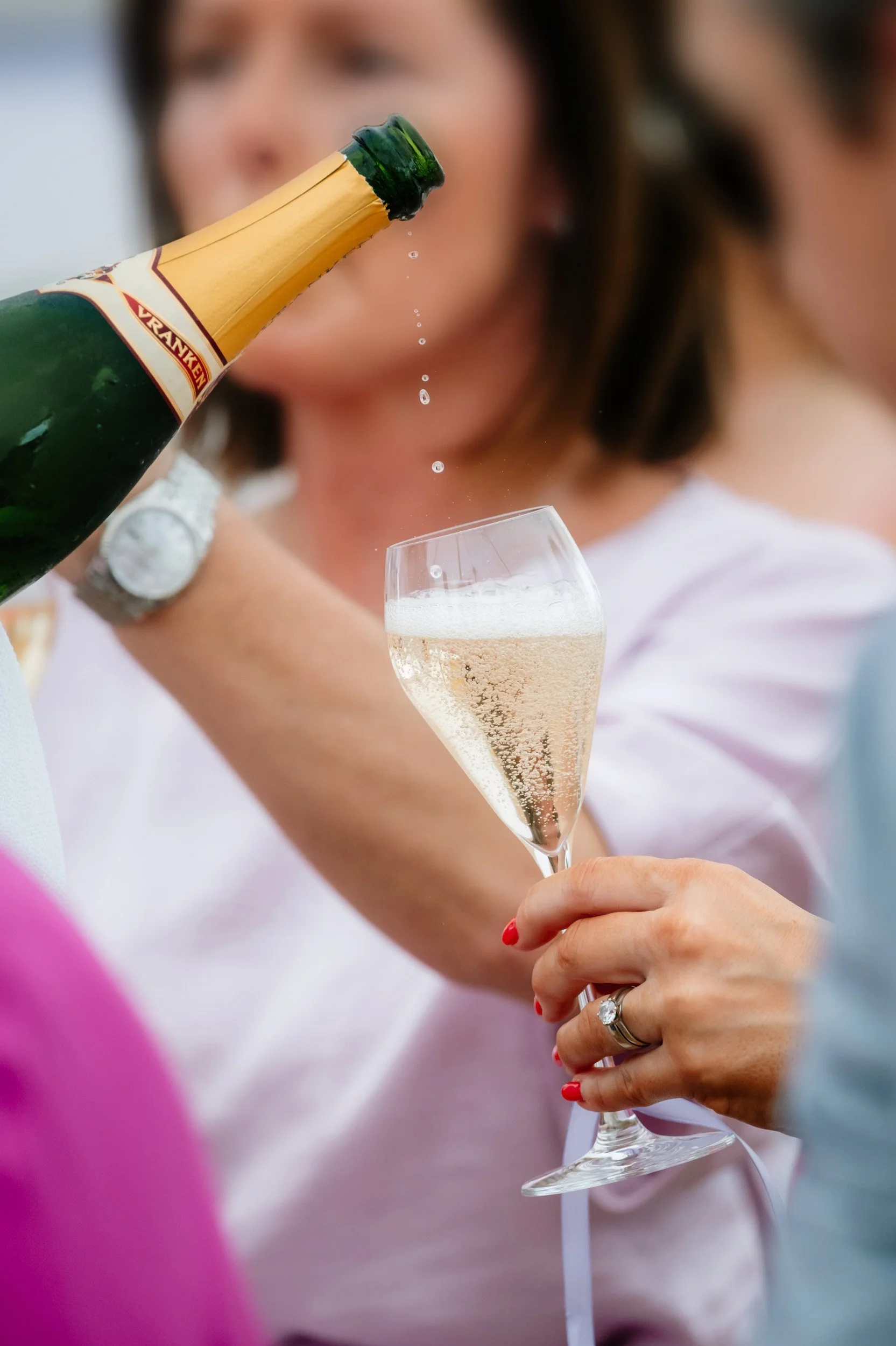 champagne die ingeschonken wordt