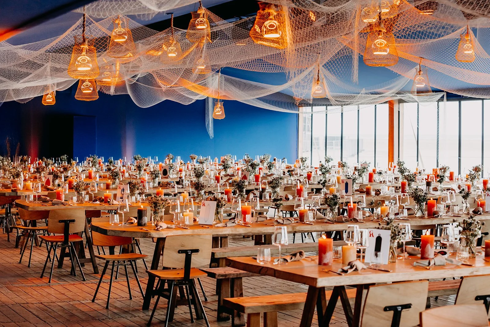 tafel en locatie aan zee