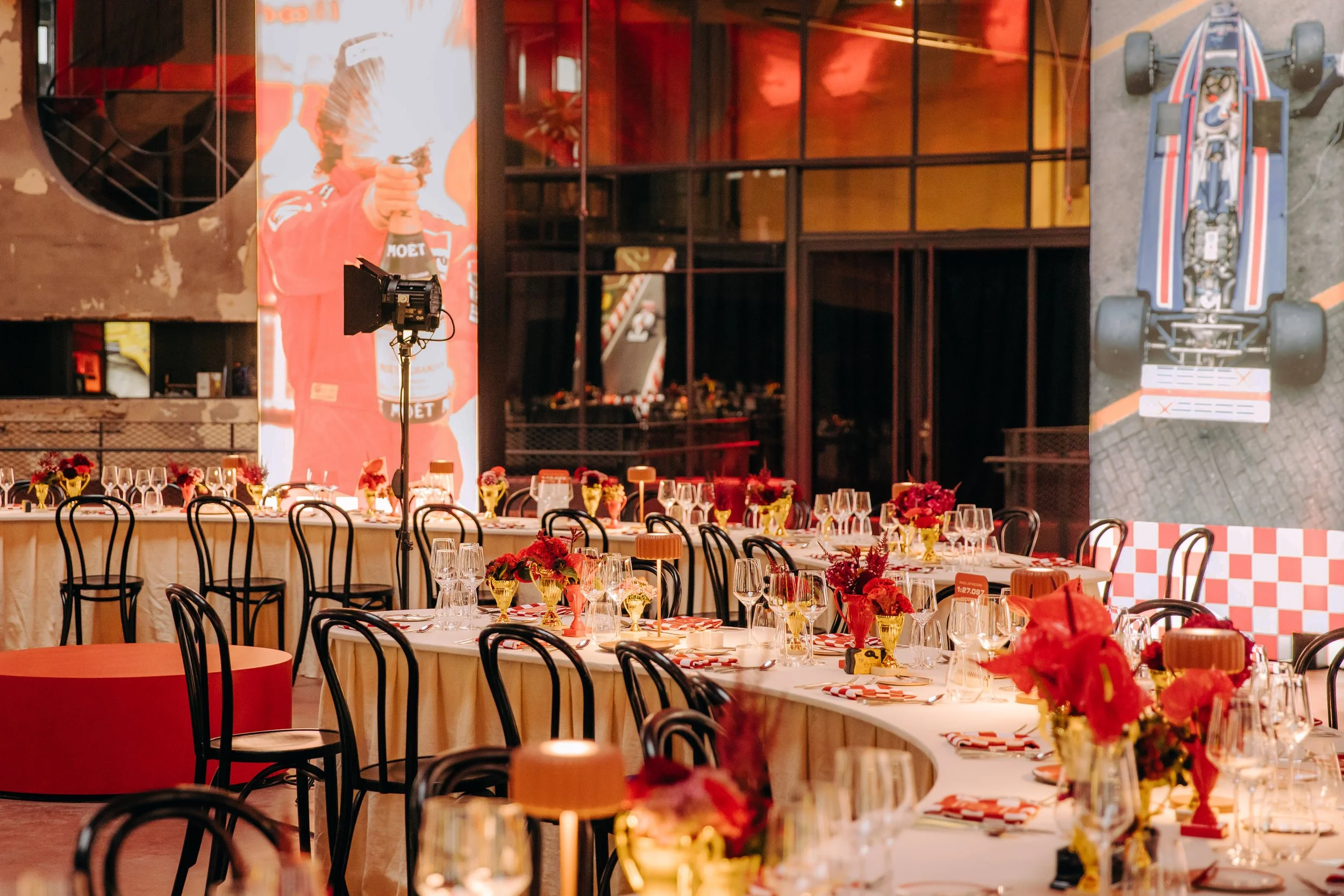 tafel setup voor een F1 verjaardagsfeest