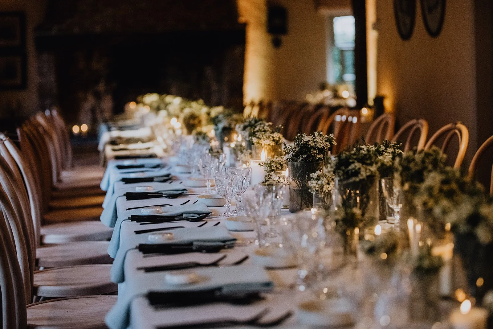 klassieke aankleding van tafel voor huwelijk