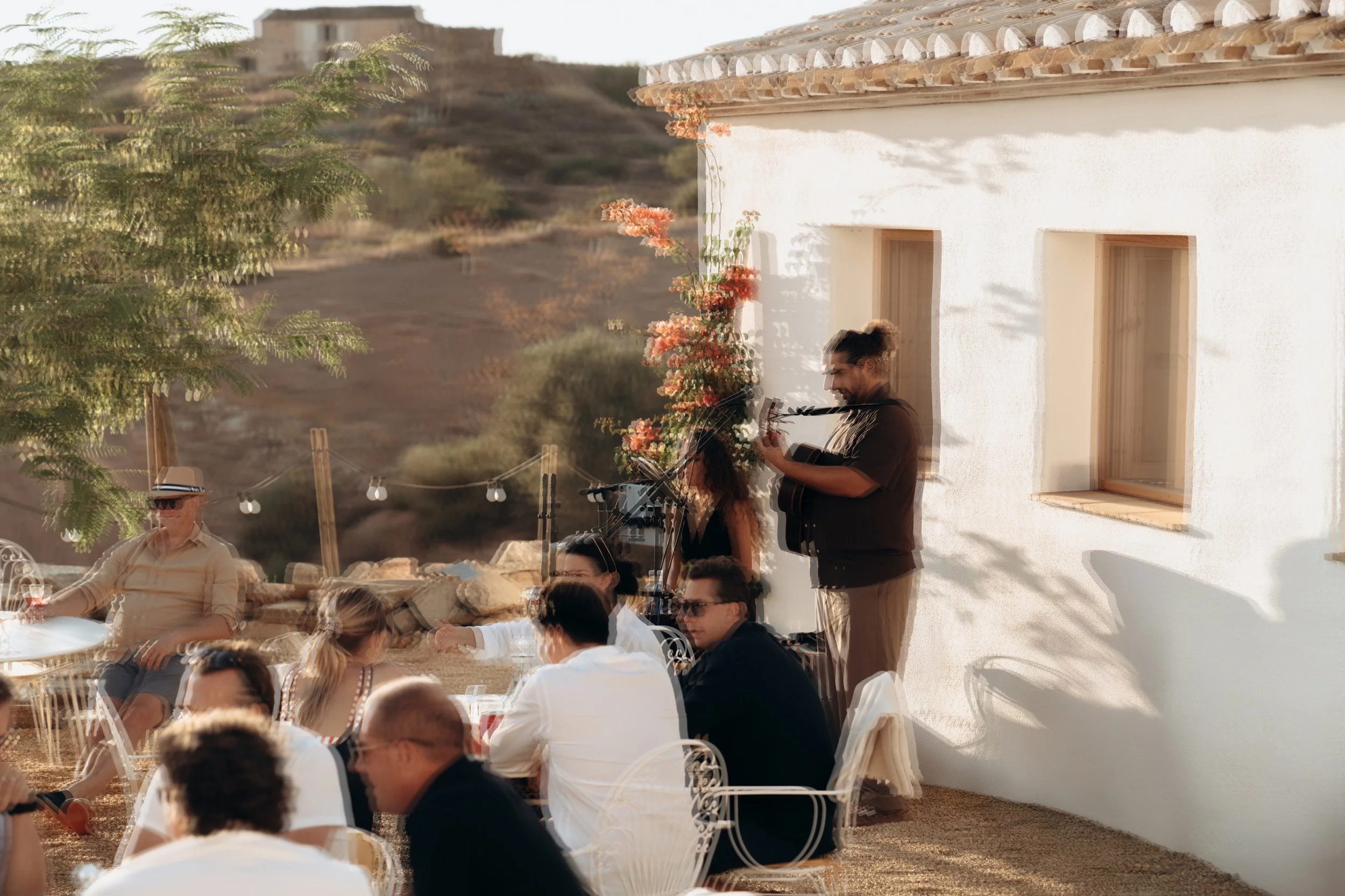 muzikant speelt op trouw in Spanje