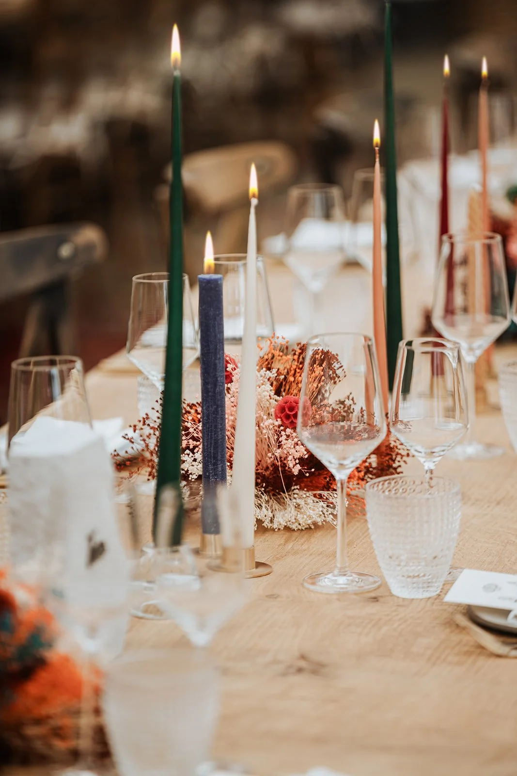 kaarsen in verschillende kleuren op tafel
