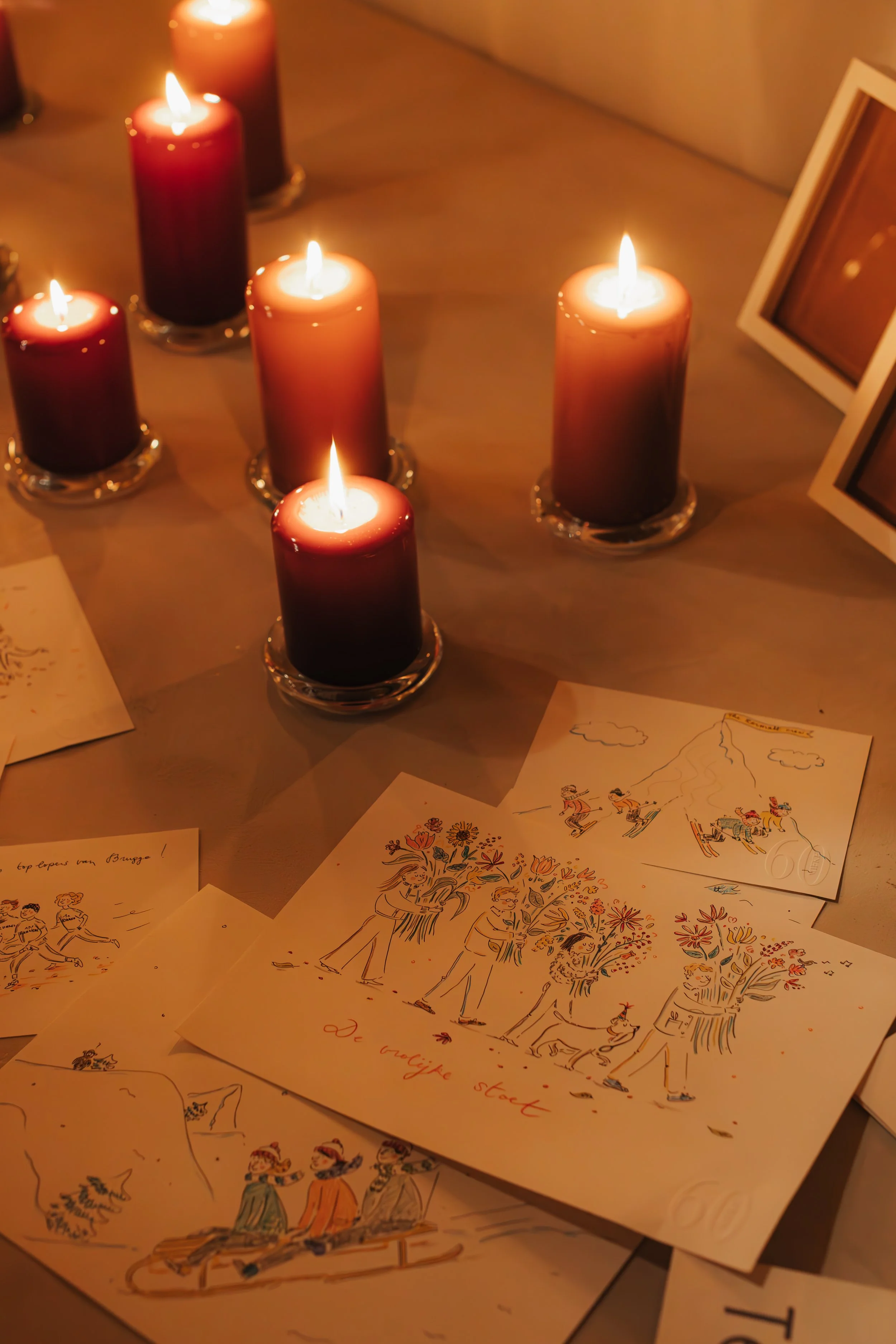 tekeningen en kaarsen op tafel