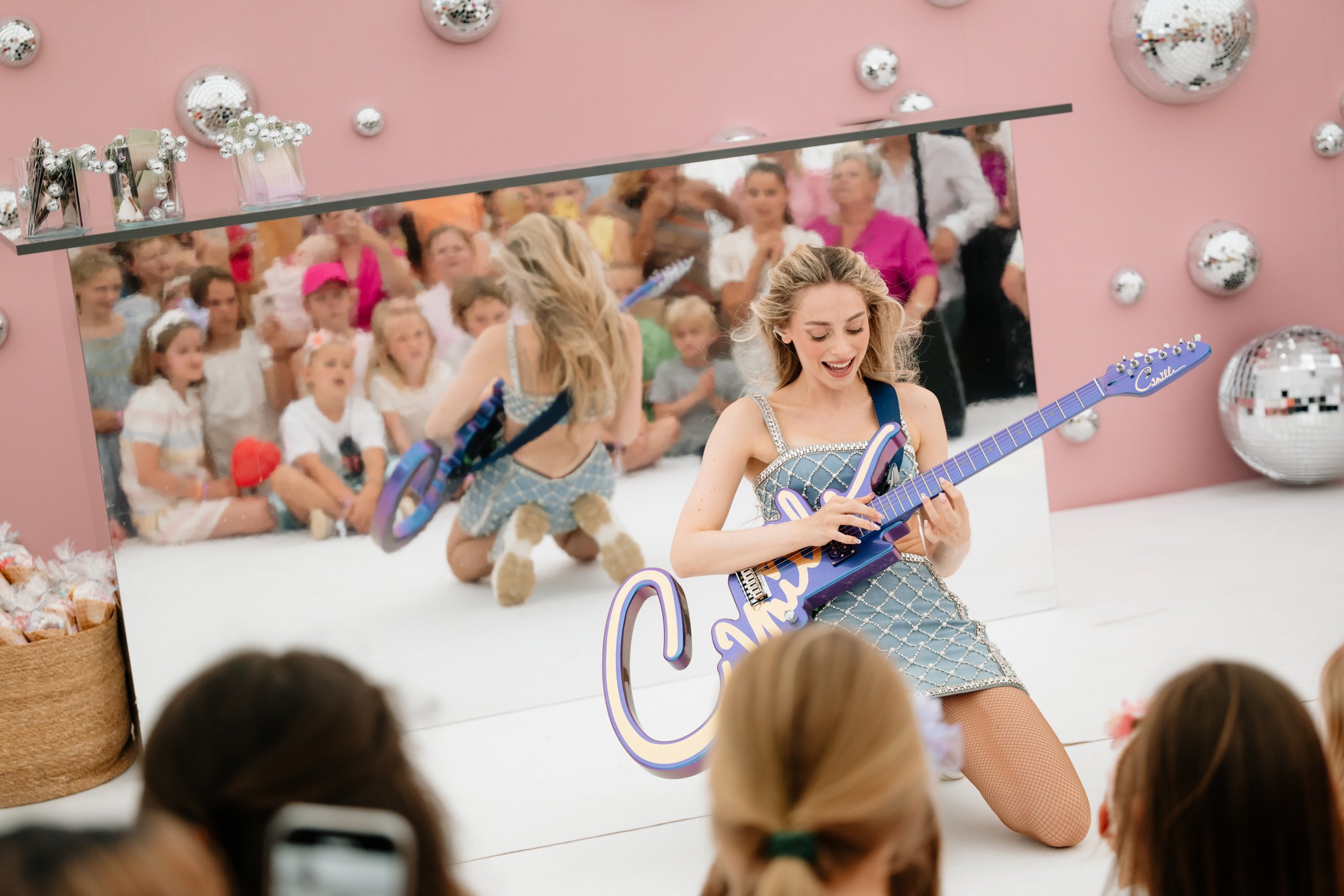 camille treedt op tijdens een lentefeest