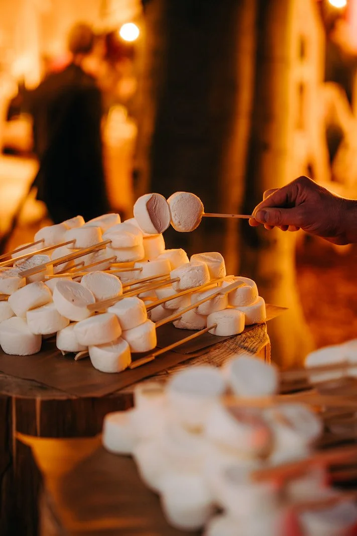 marshmallows op stokjes om te branden boven vuur