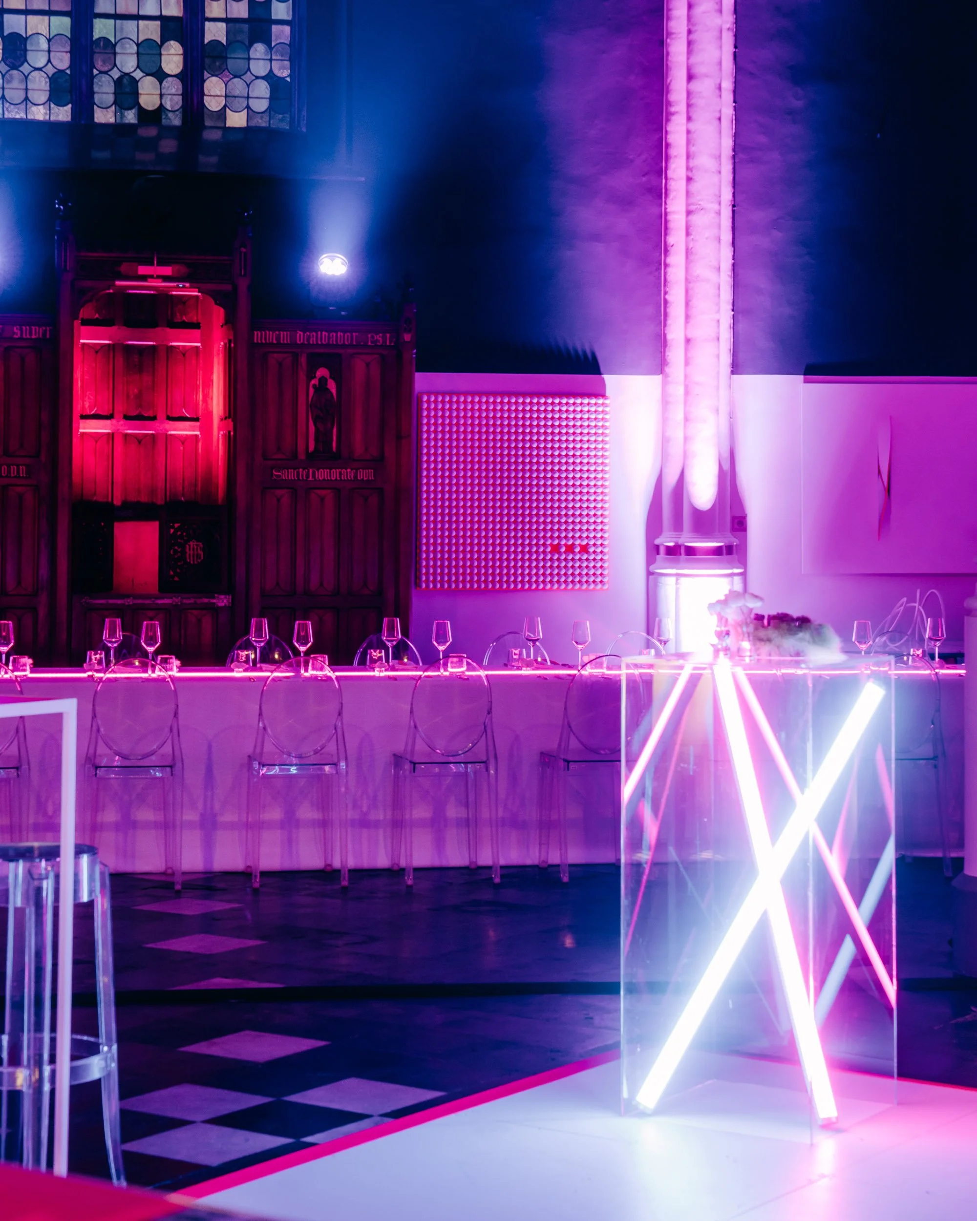 gedekte tafel met paarse accenten