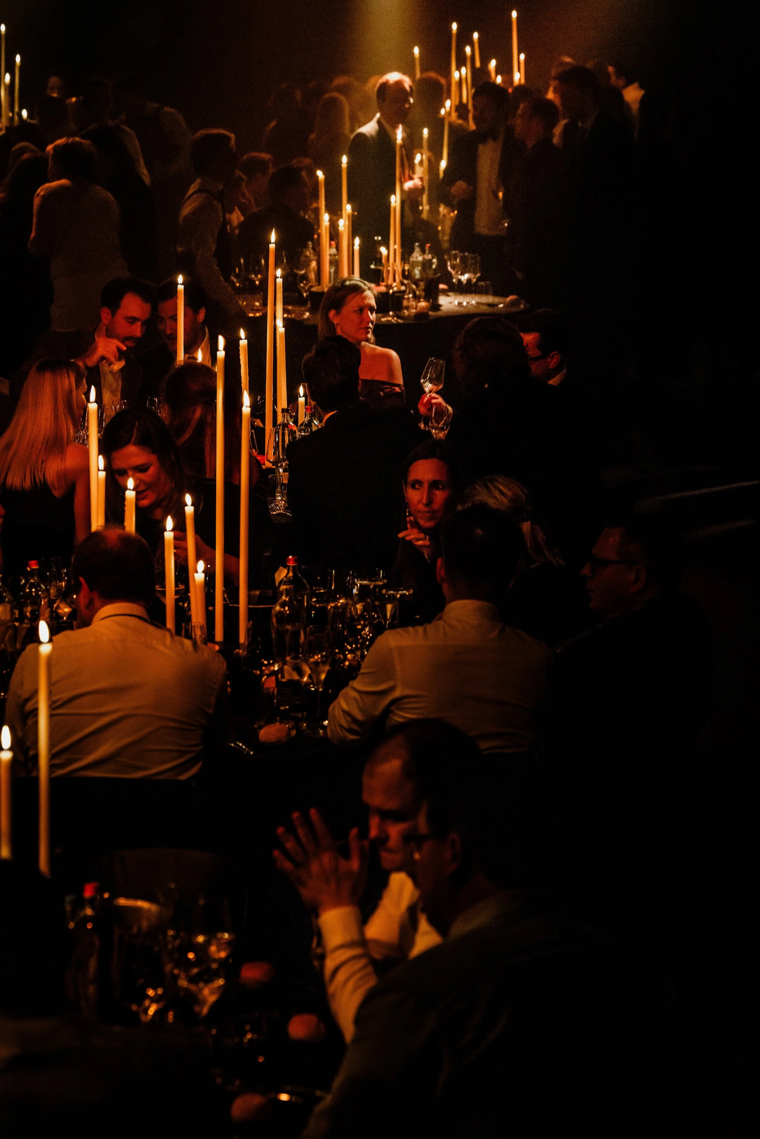 gasten zitten aan tafel tijdens fundraising dinner
