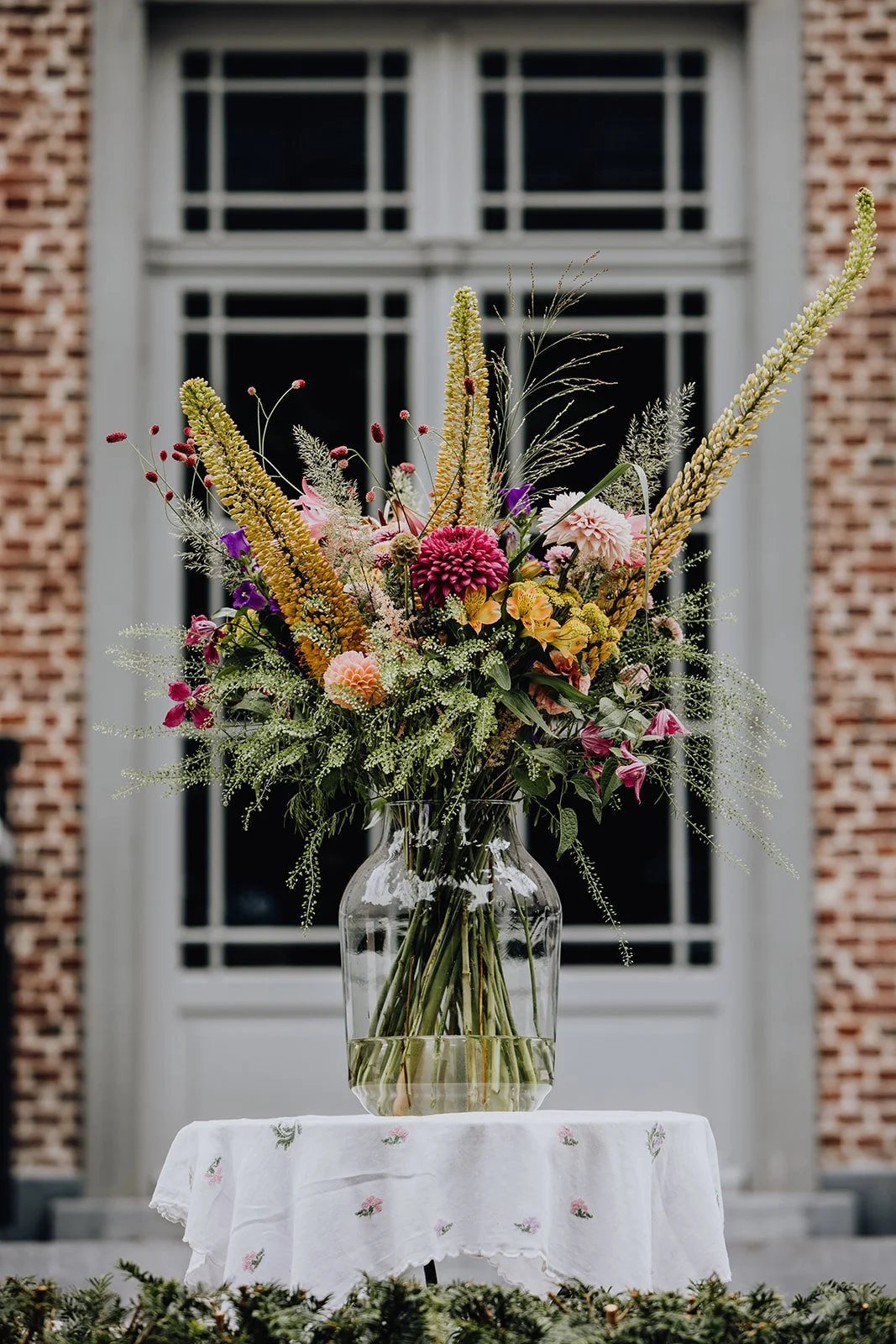 bloemen op tafel als decoratiestuk