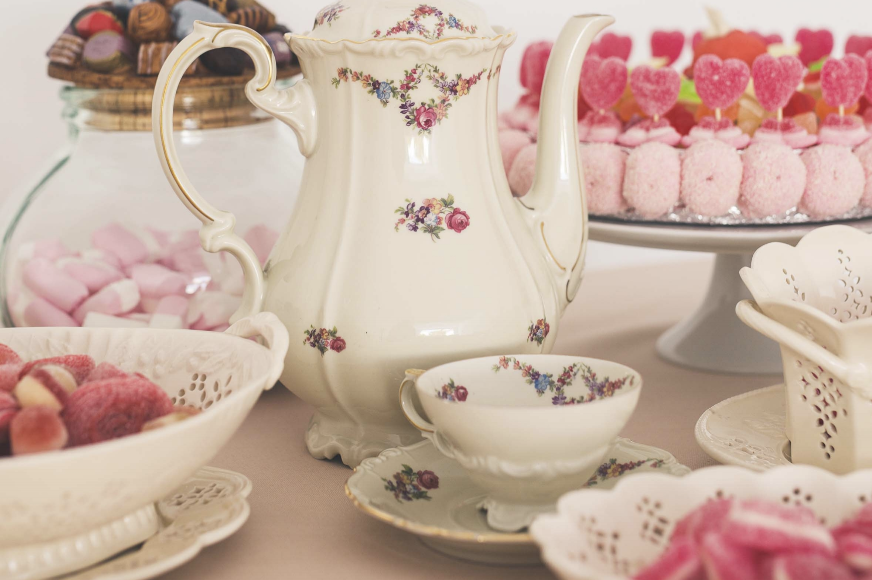 roze snoeptaart als dessert voor communie