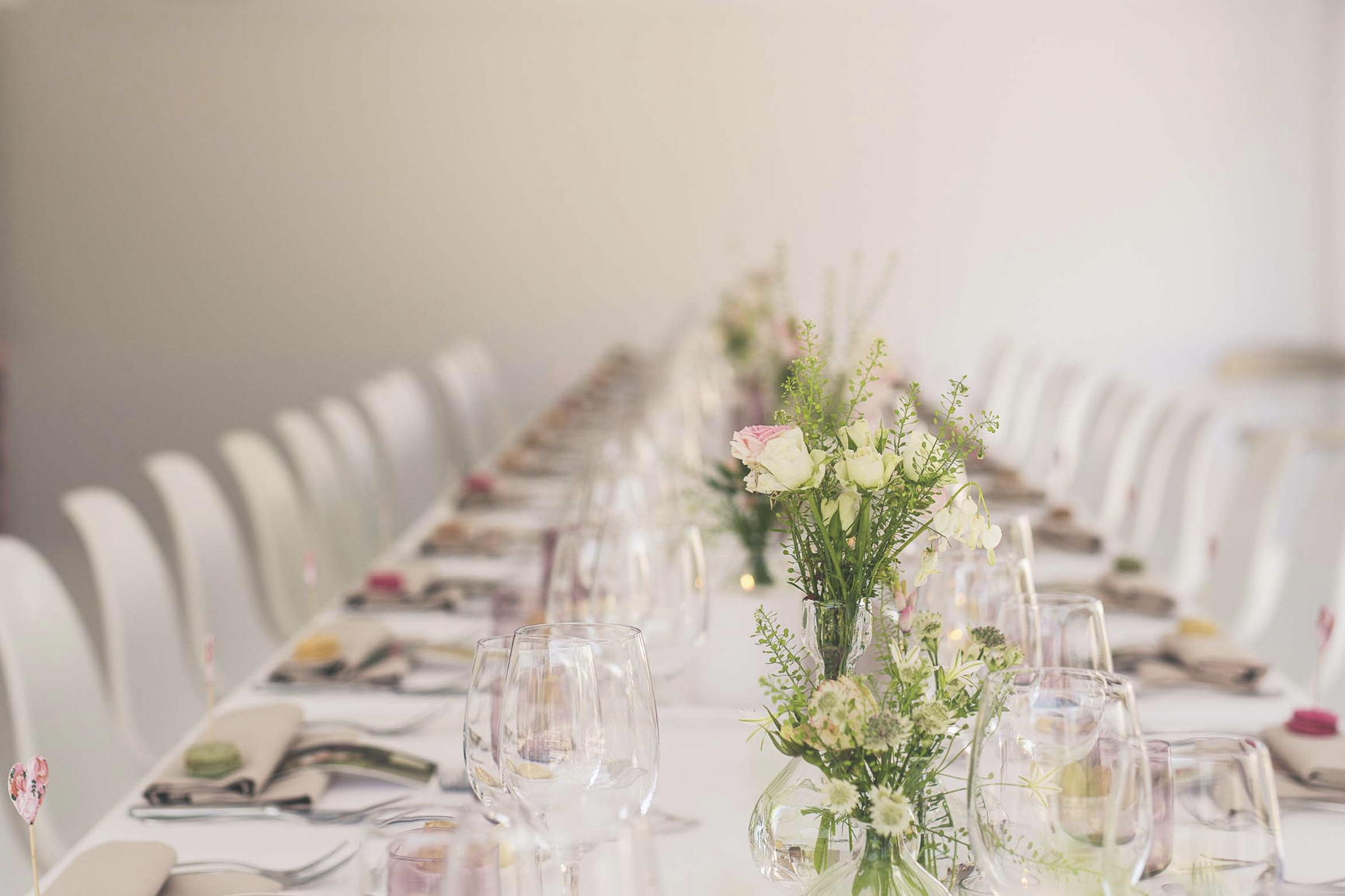 opgedekte tafel met bloemen