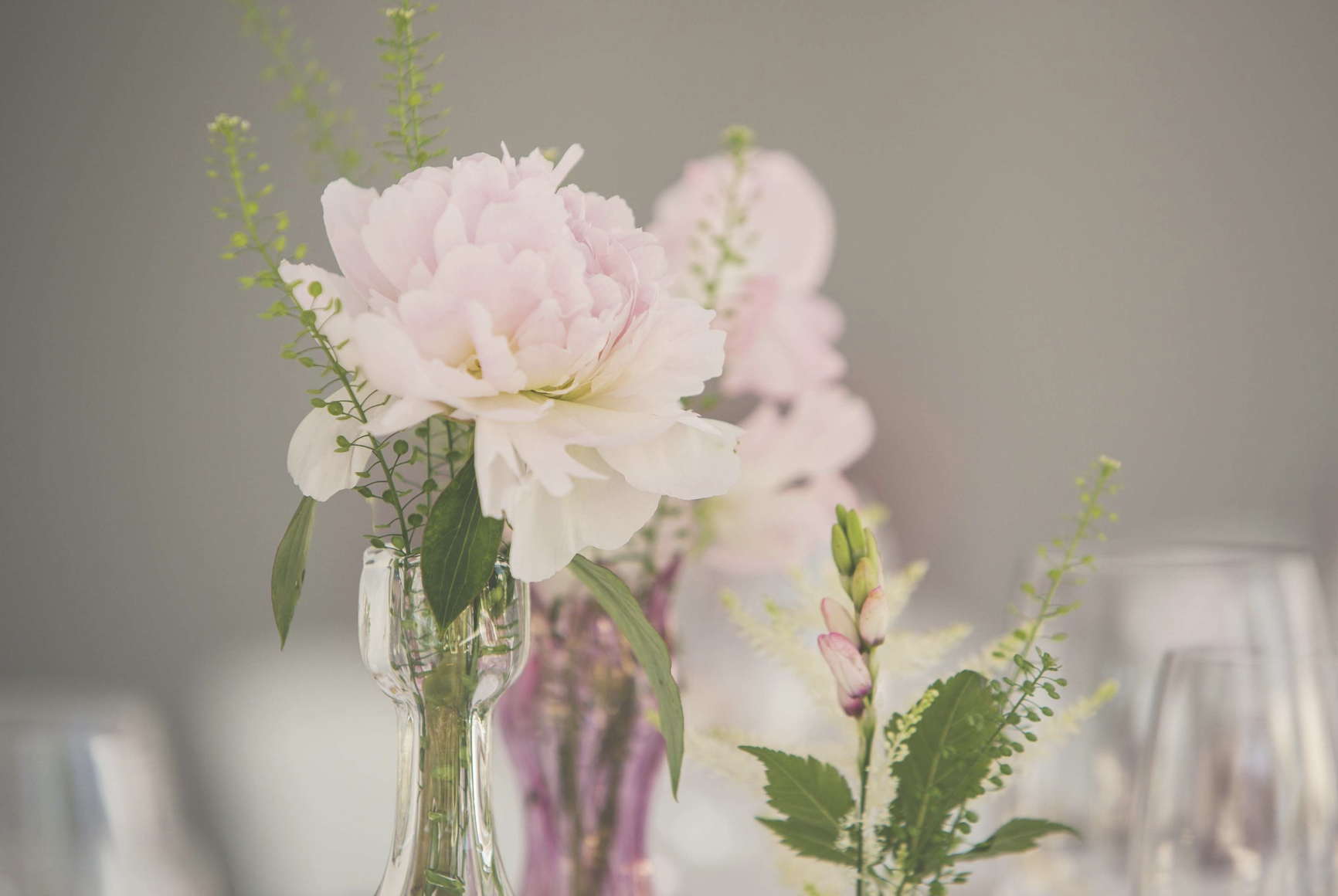 bloemen op tafel voor communiefeest