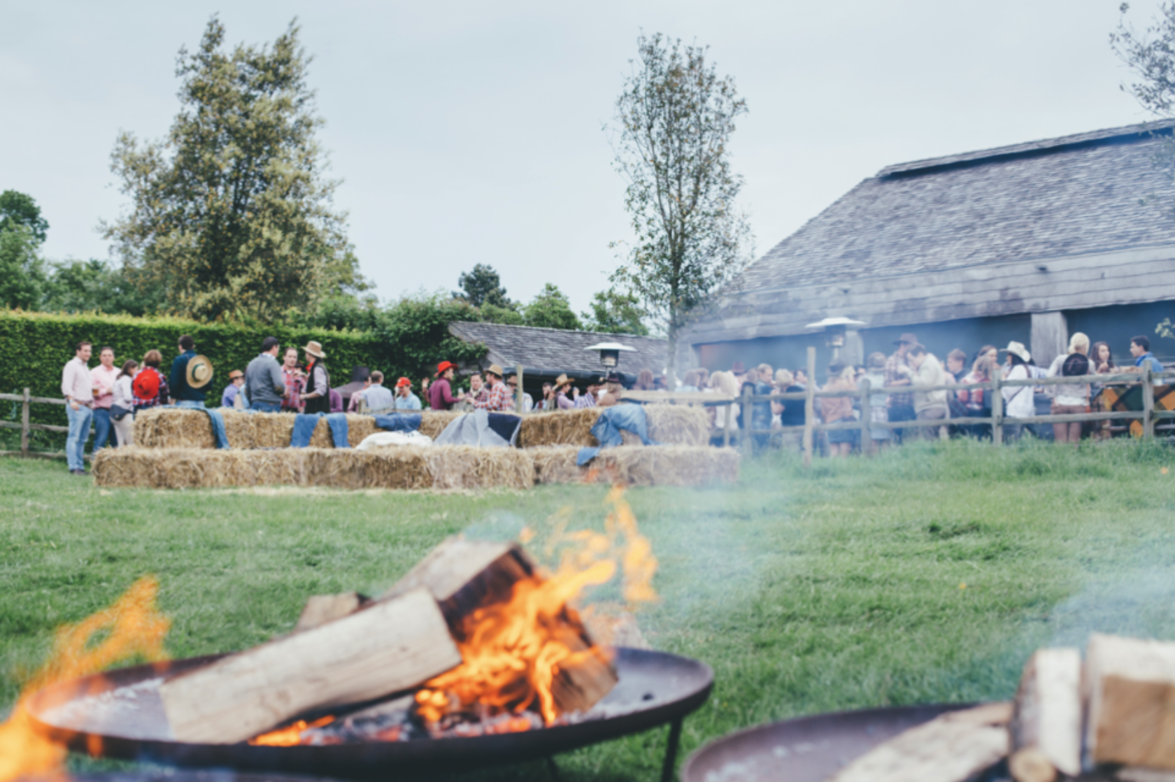 vuurschaal en stro als zit lounge
