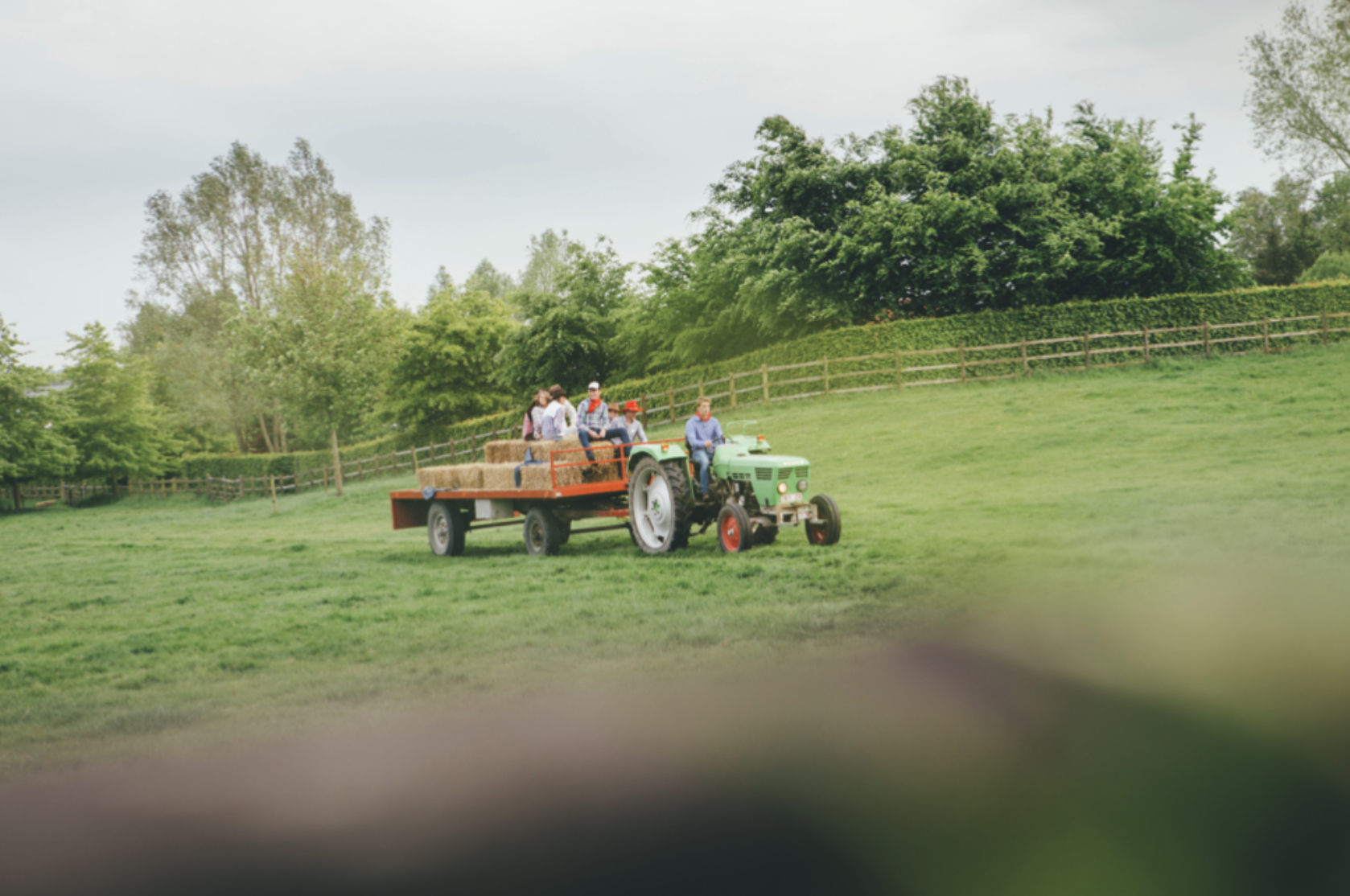 mensen die met tractor rijden