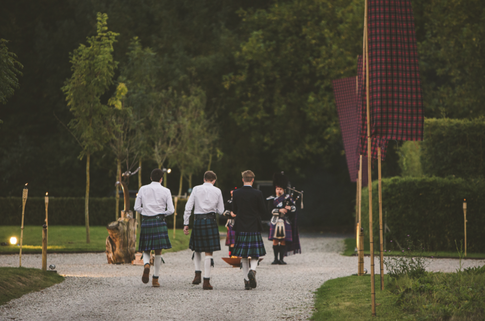 gasten zijn aangekleed in highland thema