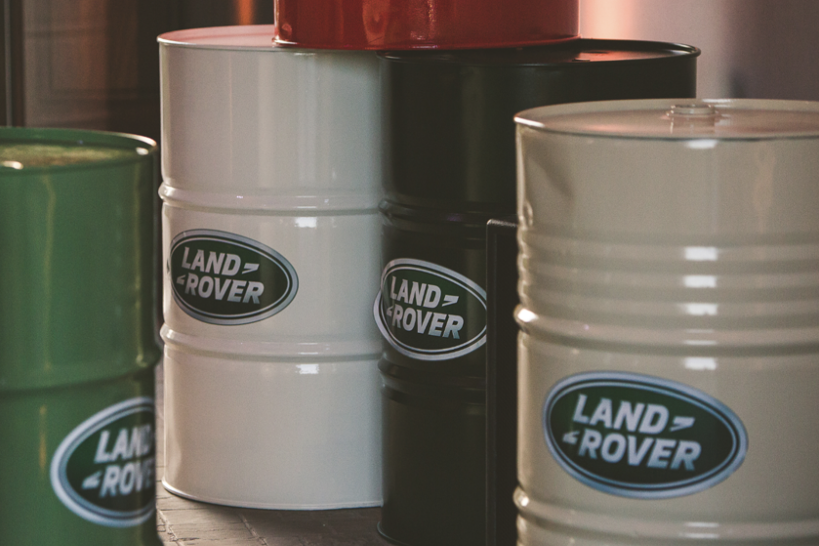 tonnen van landrover als decoratie