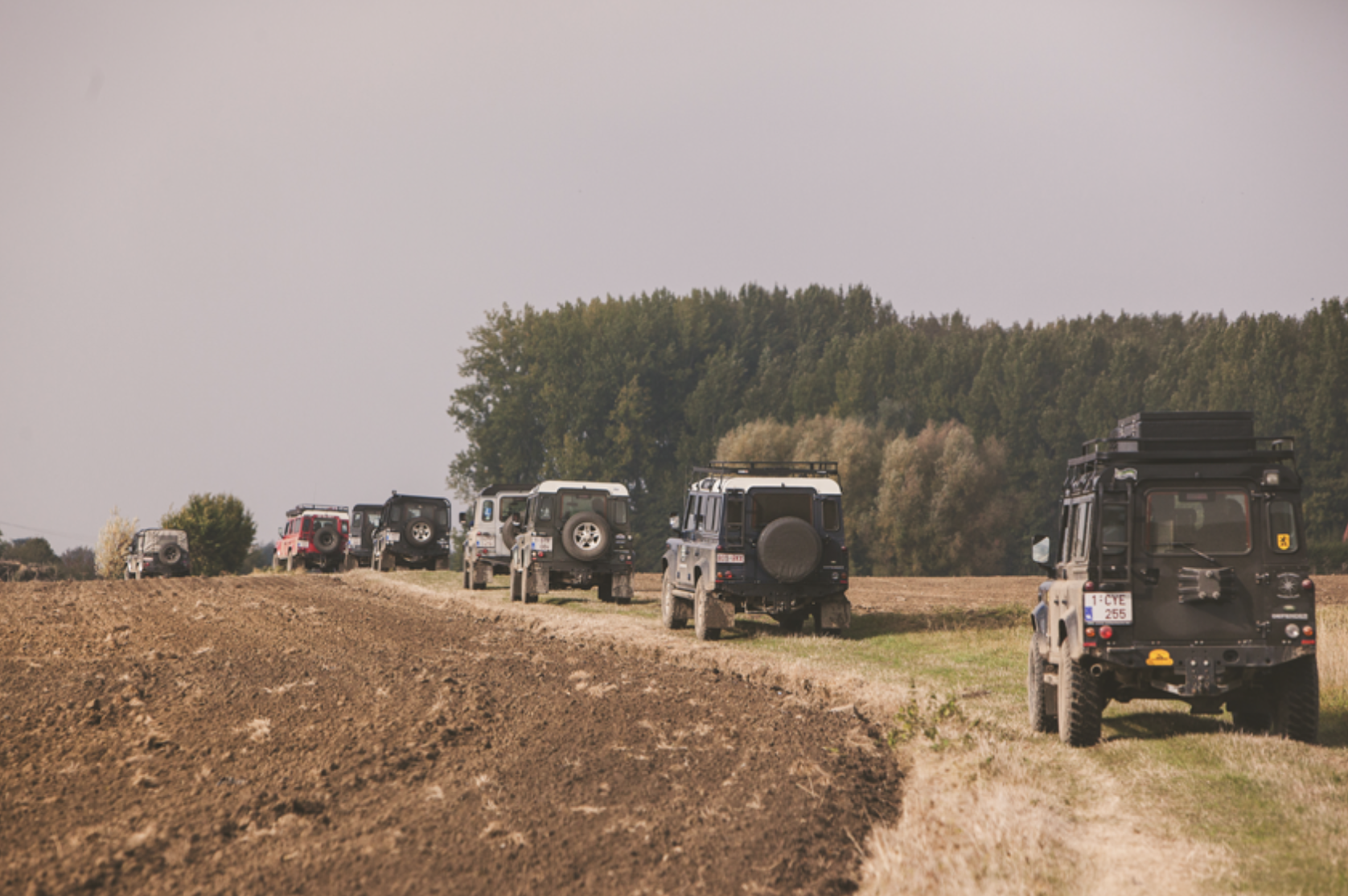 landrovers die rijden over velden