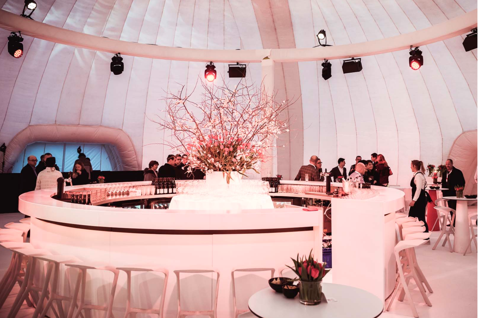 ronde witte bar met bloemstuk in het midden