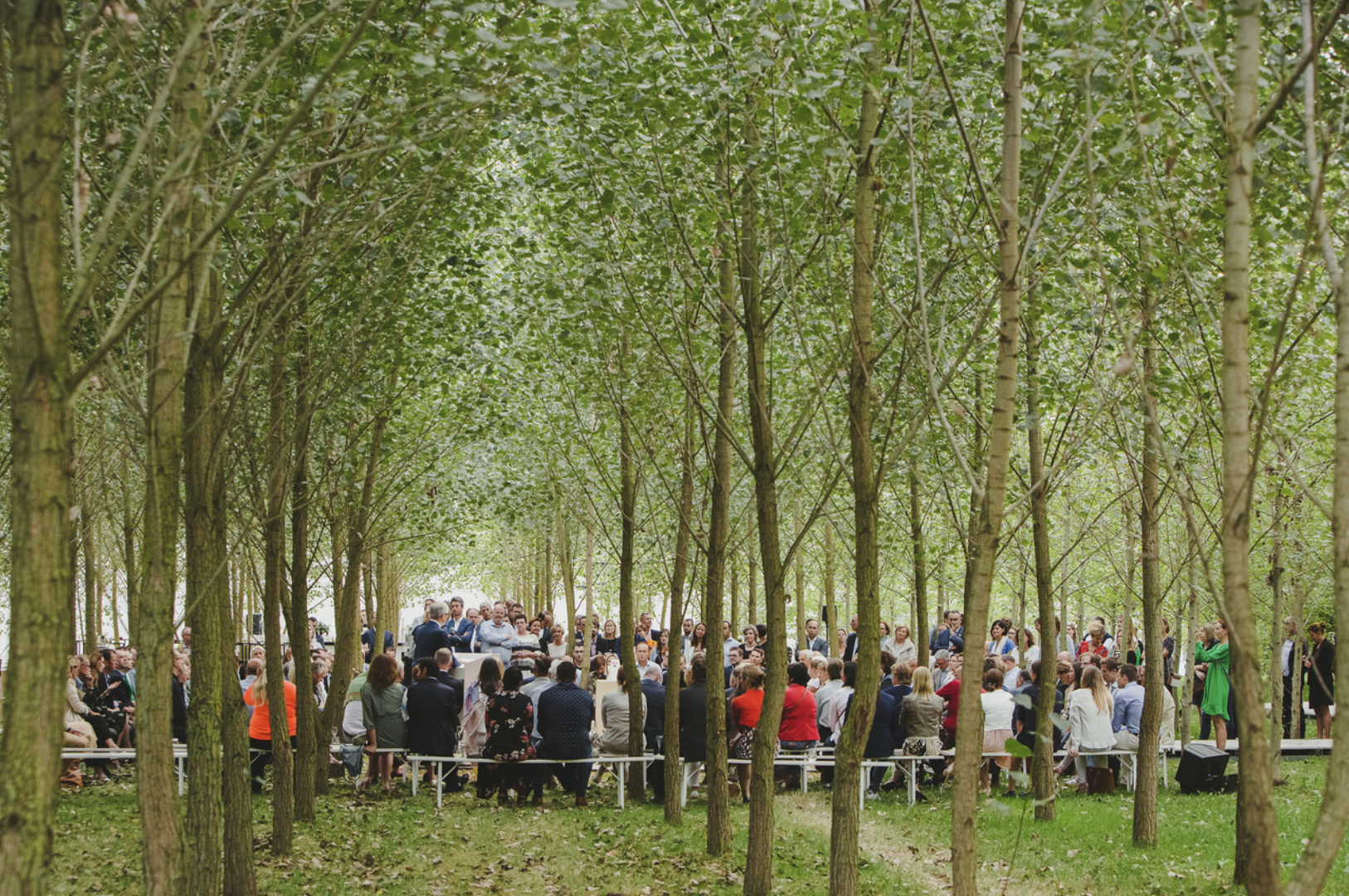 personeel in bos aan het luisteren naar speech