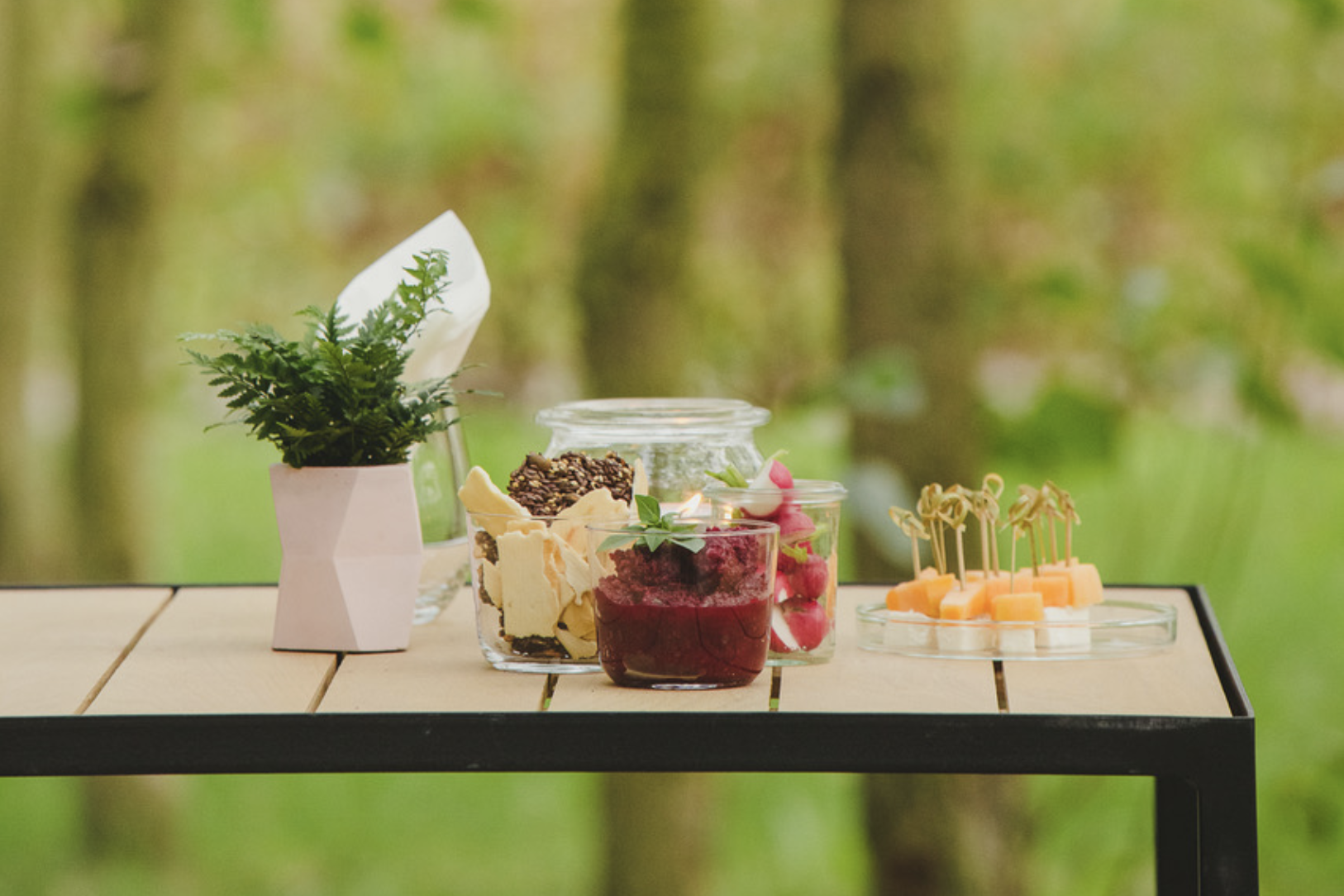 hapjes op receptietafel voor corporate event