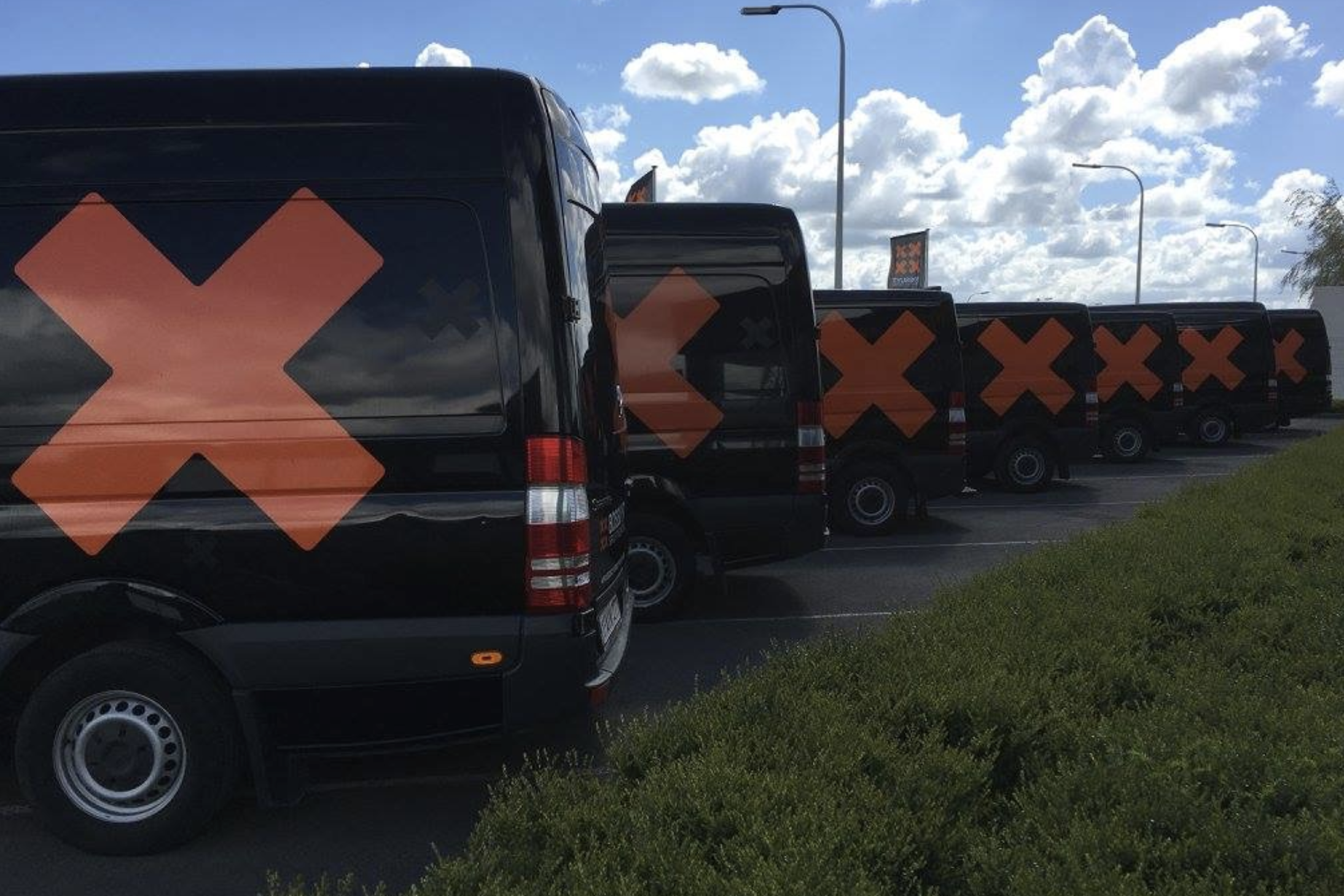 comionetten op een rijtje tijdens bedrijfsevent