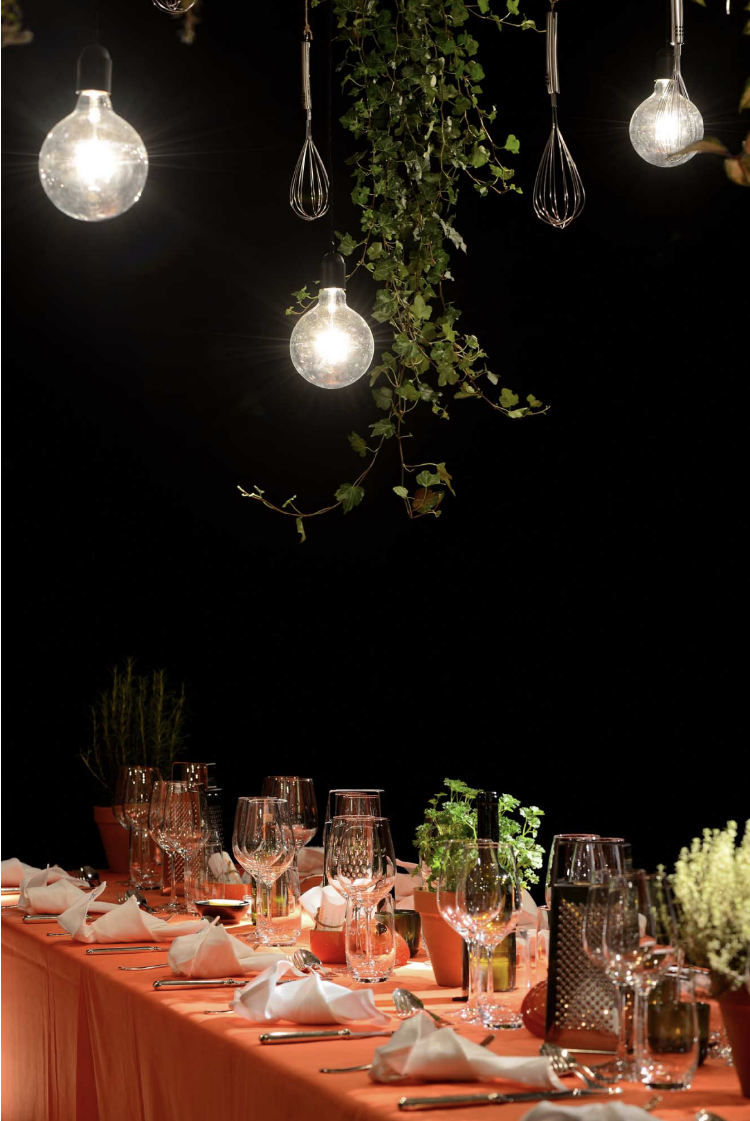 opgedekte tafel voor diner tijdens bedrijfsevent