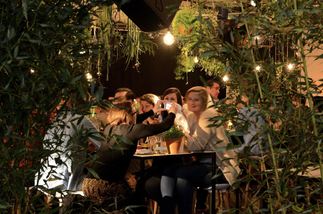 mensen aan tafel tijdens diner