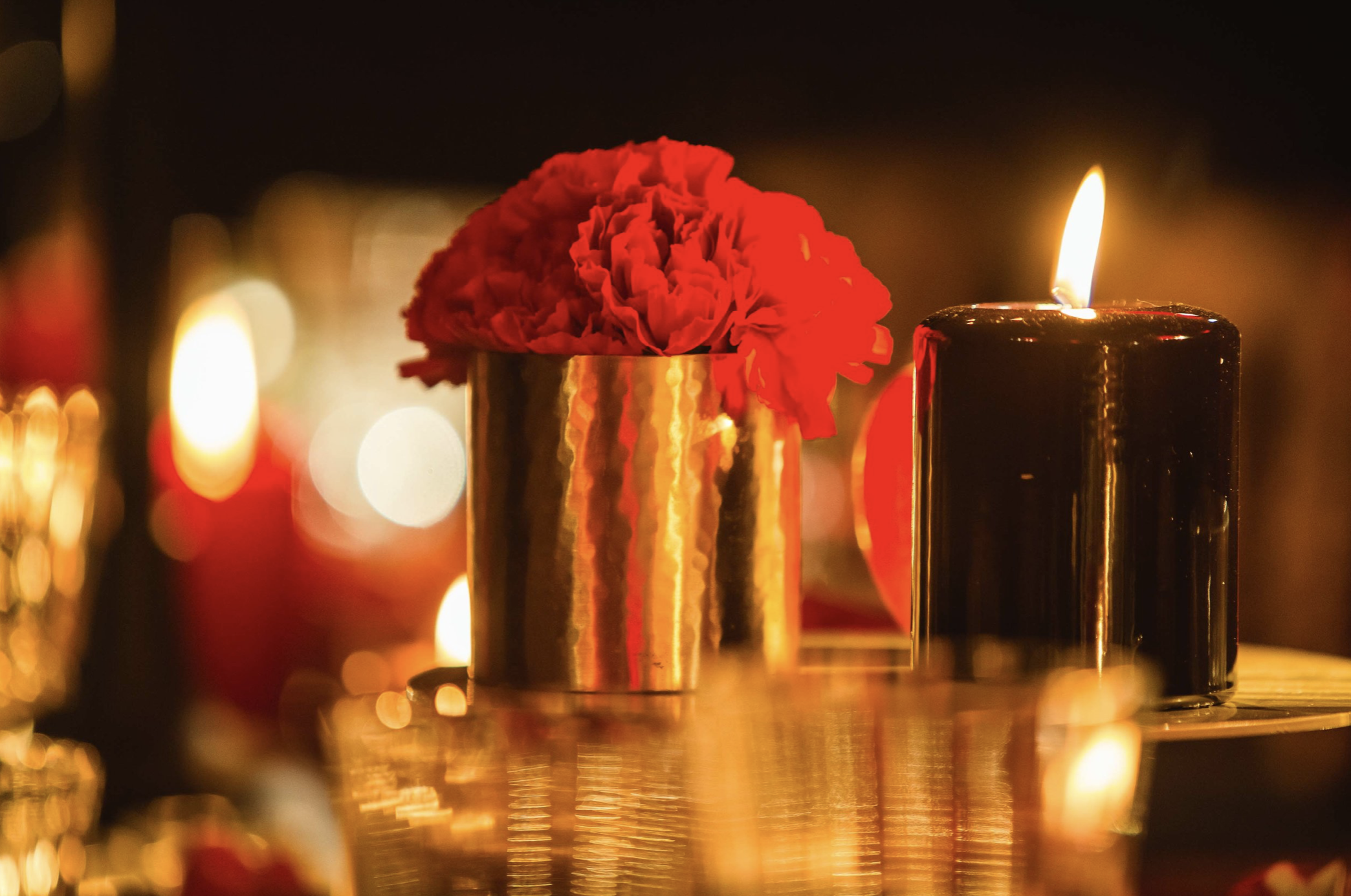 bloemen op tafel voor verjaardagsfeest