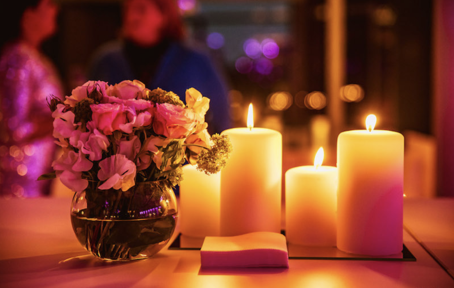 kaarsen op tafel met bloemen als decoratie