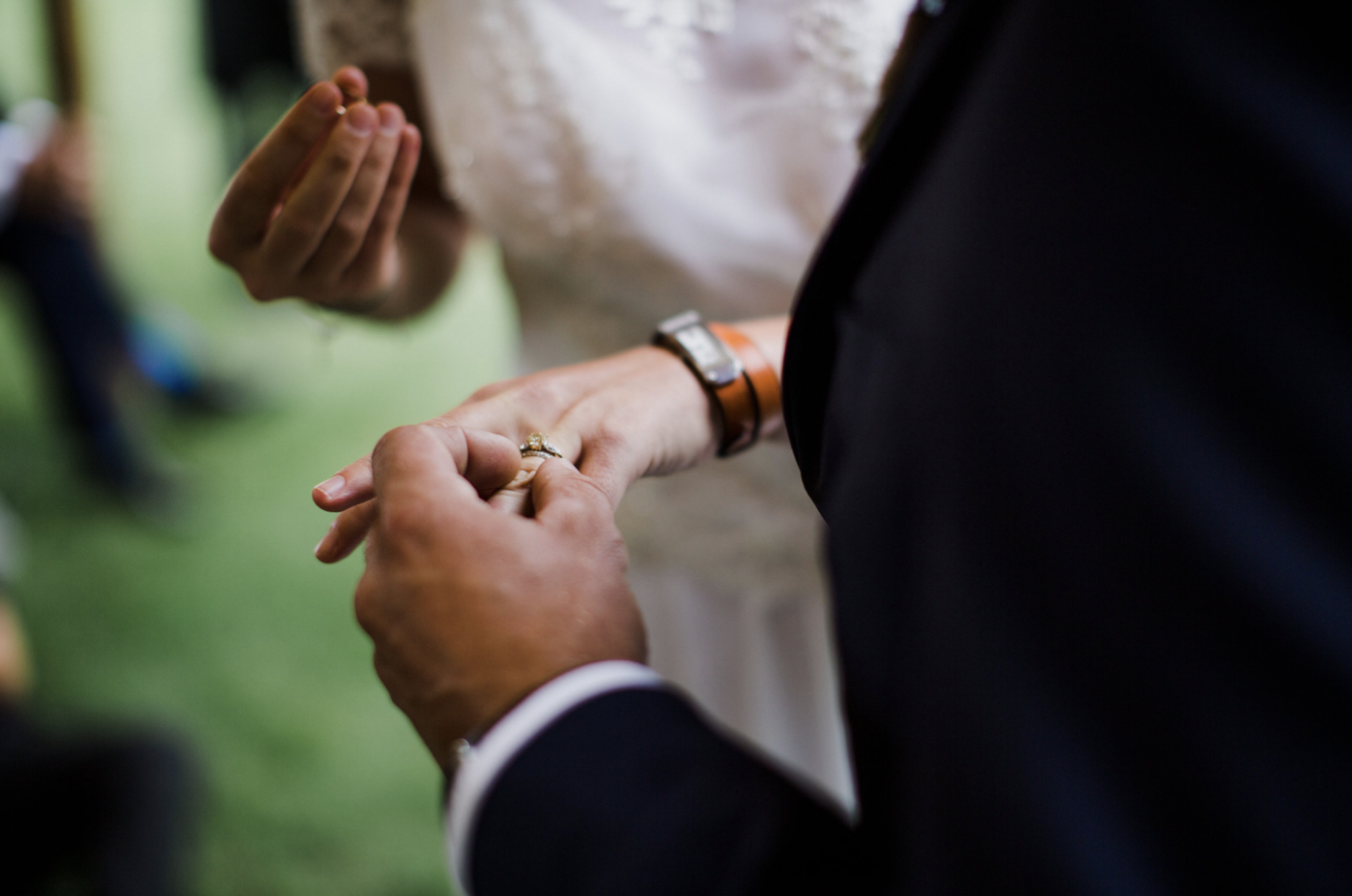 bruidspaar wisselt ringen uit