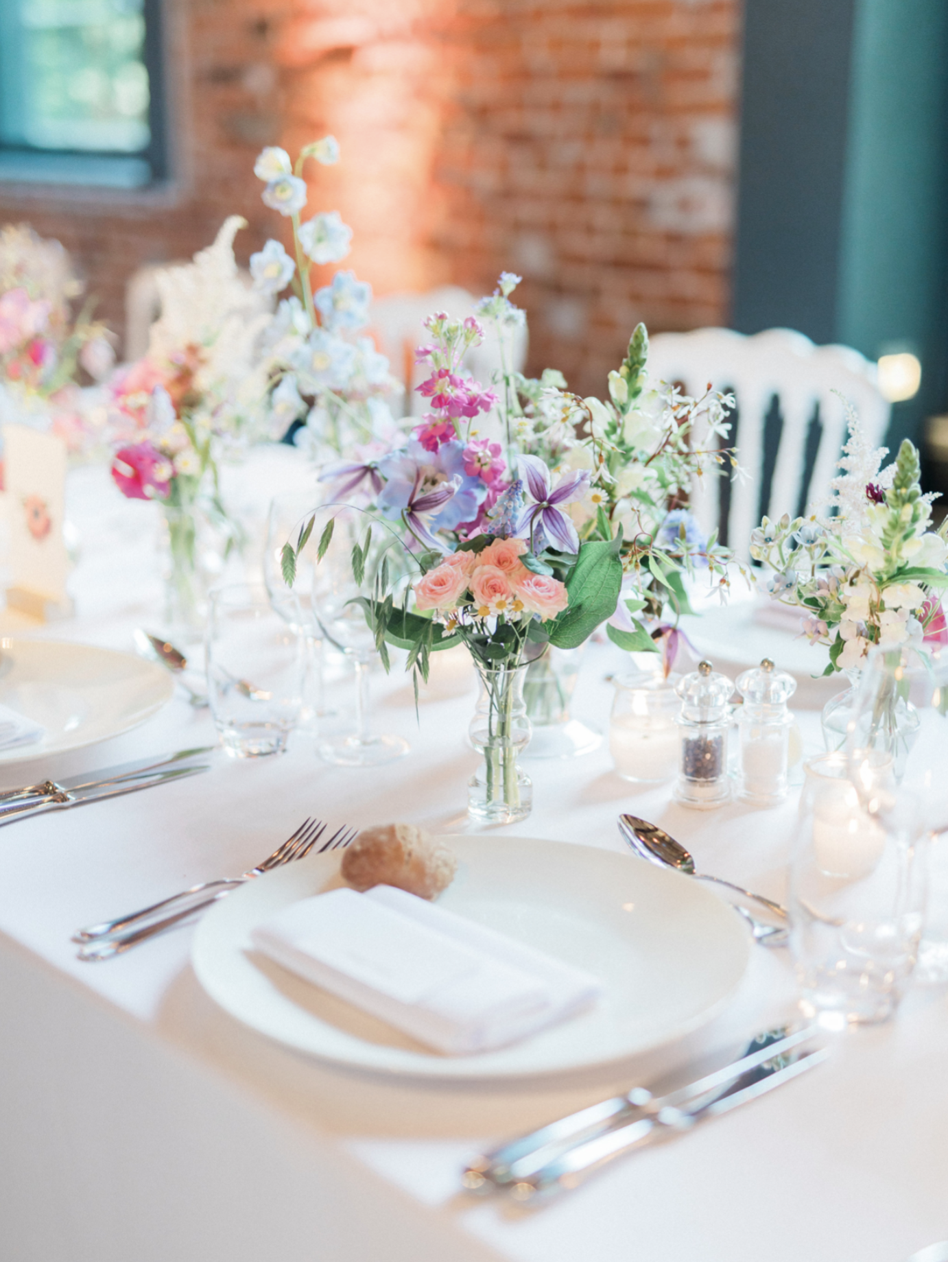 kleurrijke bloemen in vaas