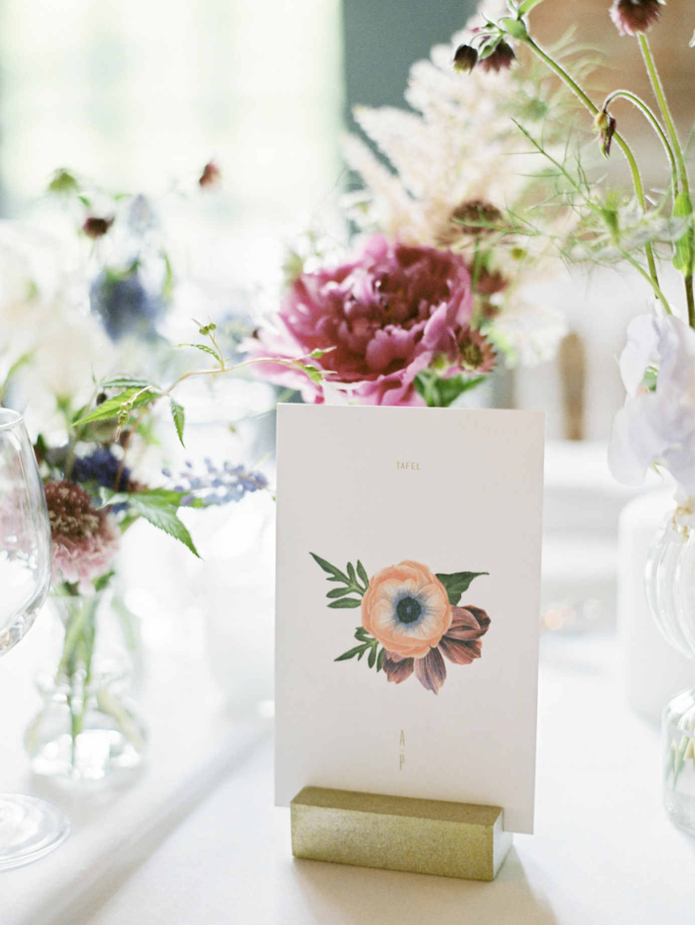 kaart op tafel voor huwelijk