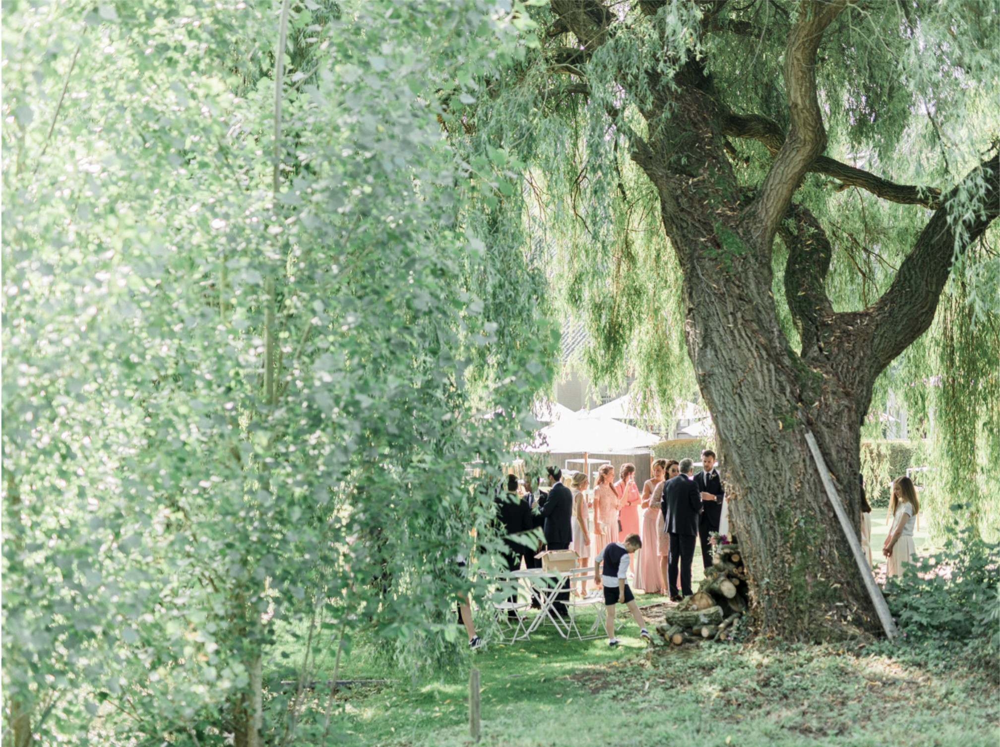 gasten buiten op huwelijksfeest