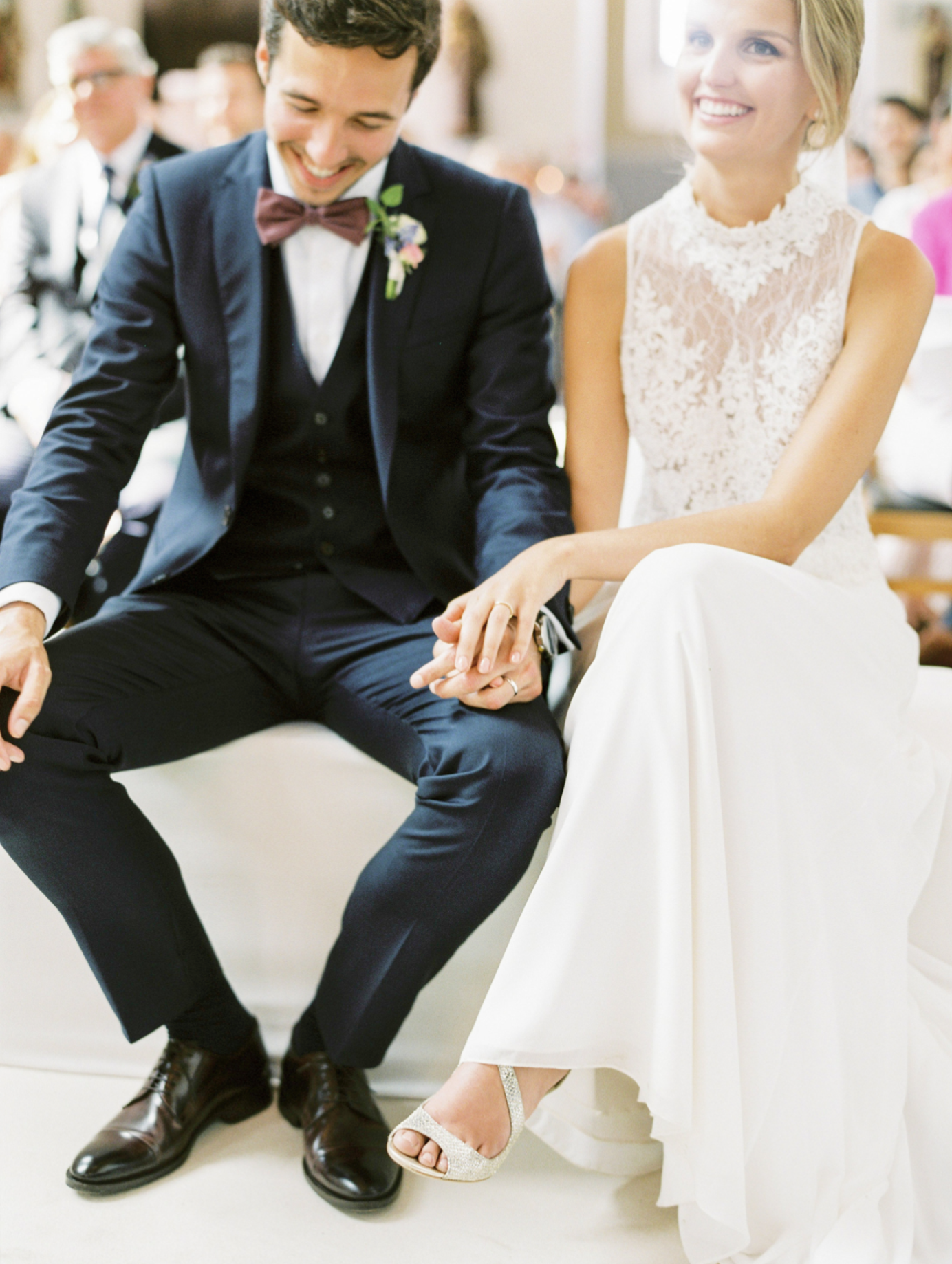 bruidspaar die lacht tijdens ceremonie