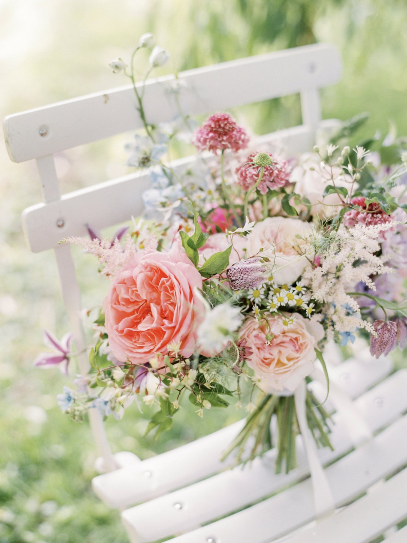 kleurrijk bruidsboeket op stoel